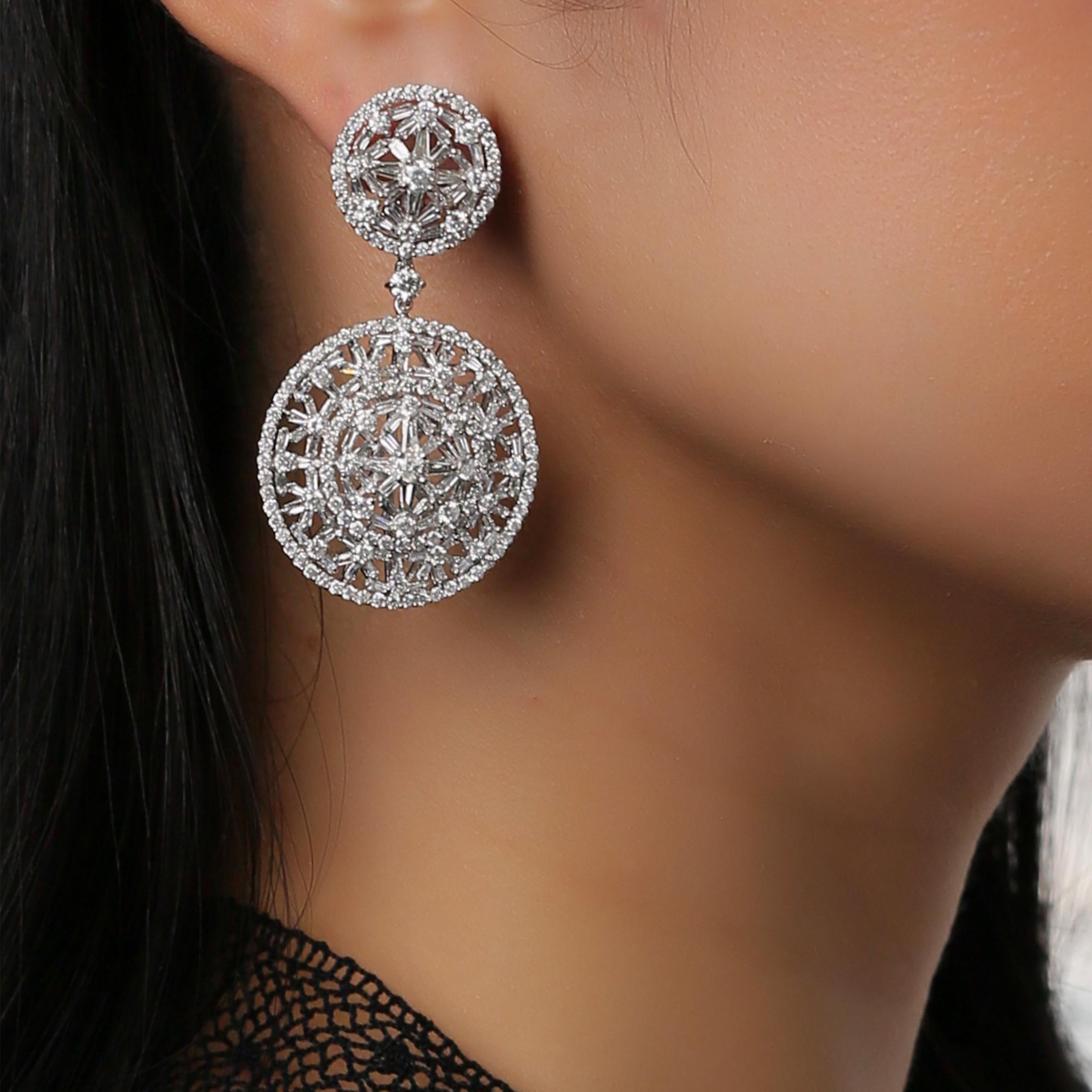 18 Karat White Gold White Diamond Intricate Circle Dangling Earring In New Condition In Los Angeles, CA
