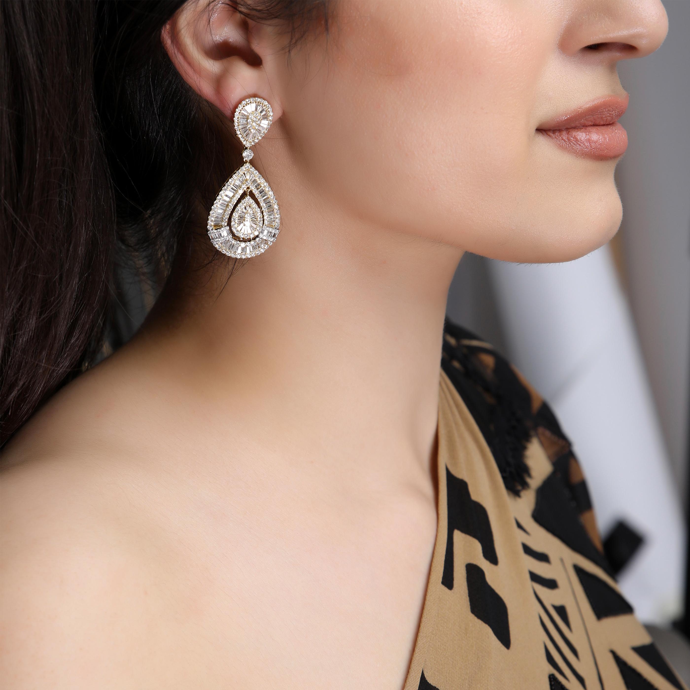 Taille baguette Pendants d'oreilles modernes en or blanc 18 carats avec diamants blancs et diamants taille poire et baguette en vente