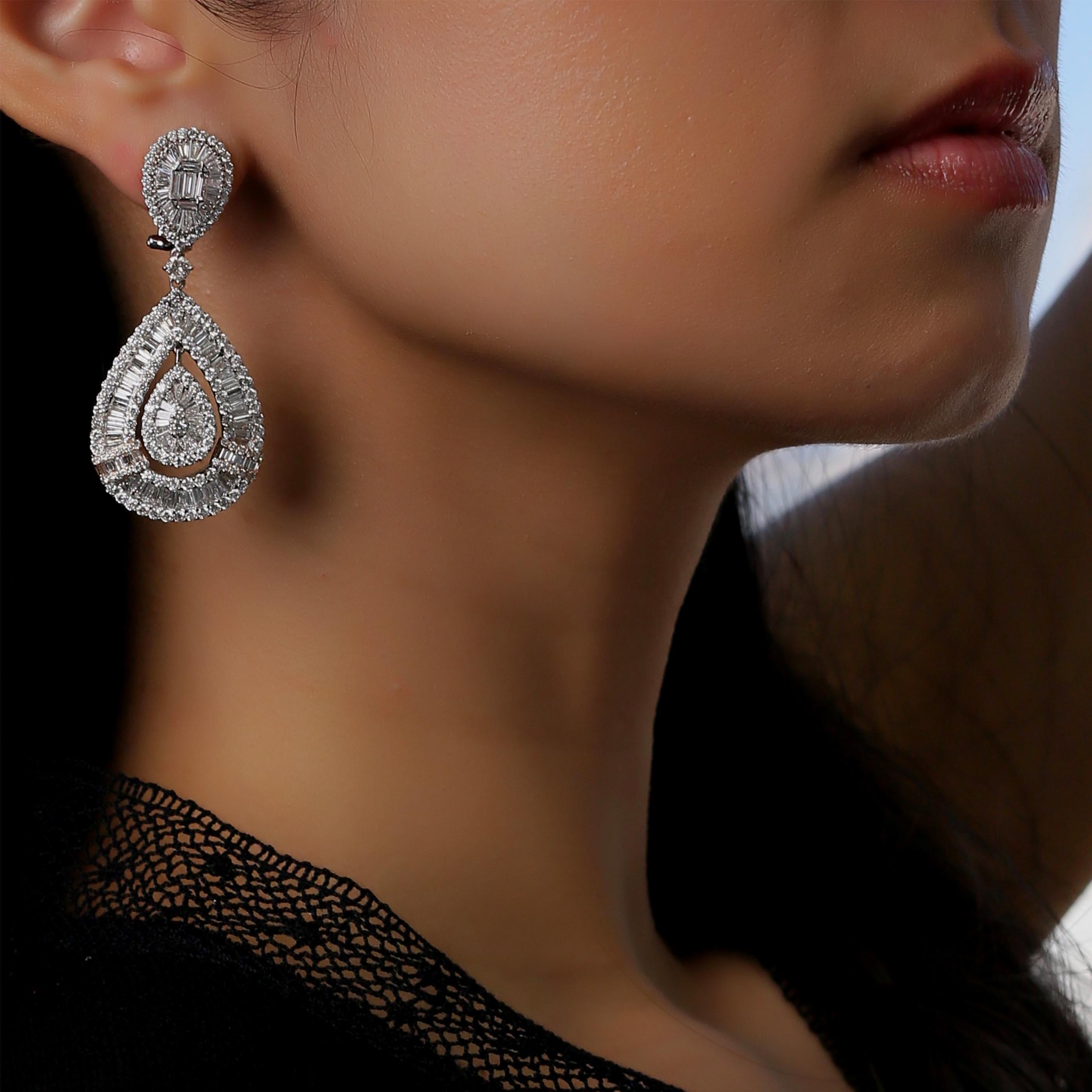 18 Karat White Gold White Diamond Modern Pear Baguette Dangling Earring In New Condition For Sale In Los Angeles, CA