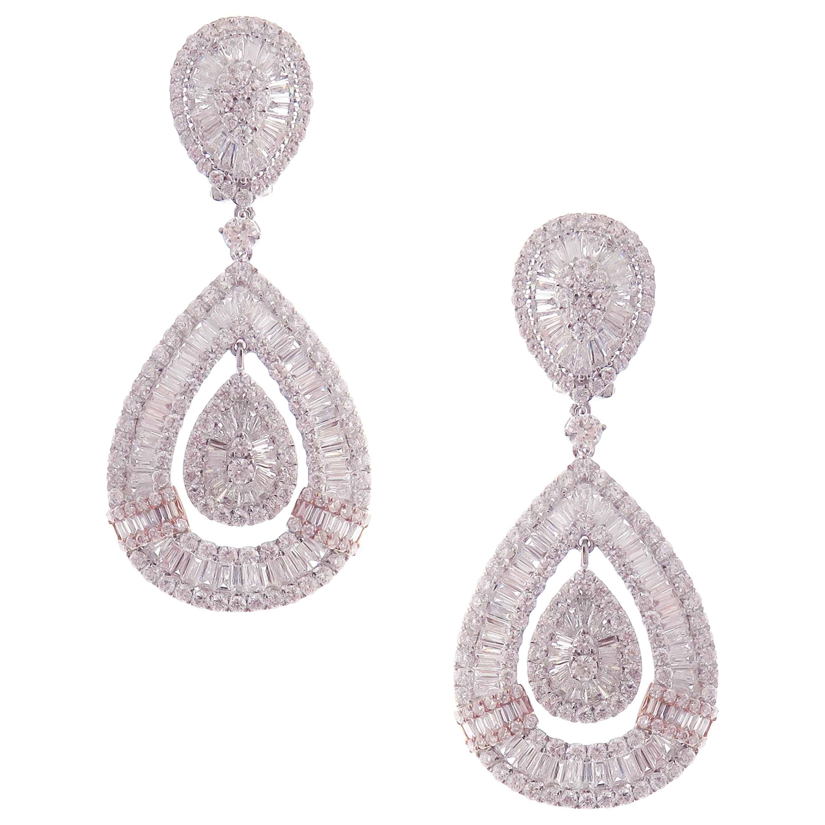 Pendants d'oreilles modernes en or blanc 18 carats avec diamants blancs et diamants taille poire et baguette en vente