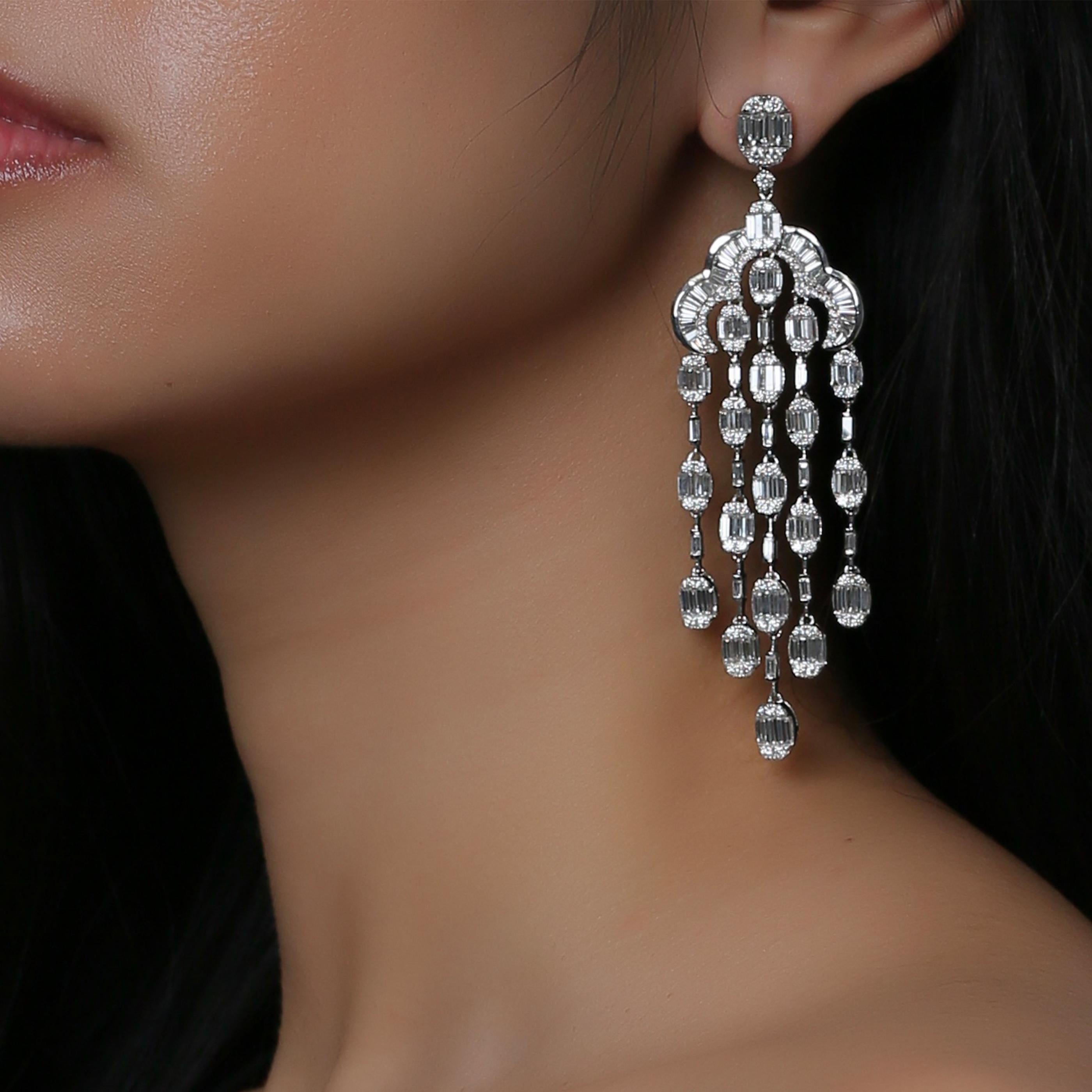 18 Karat White Gold White Diamond Oval Baguette Chandelier Dangling Earring In New Condition For Sale In Los Angeles, CA