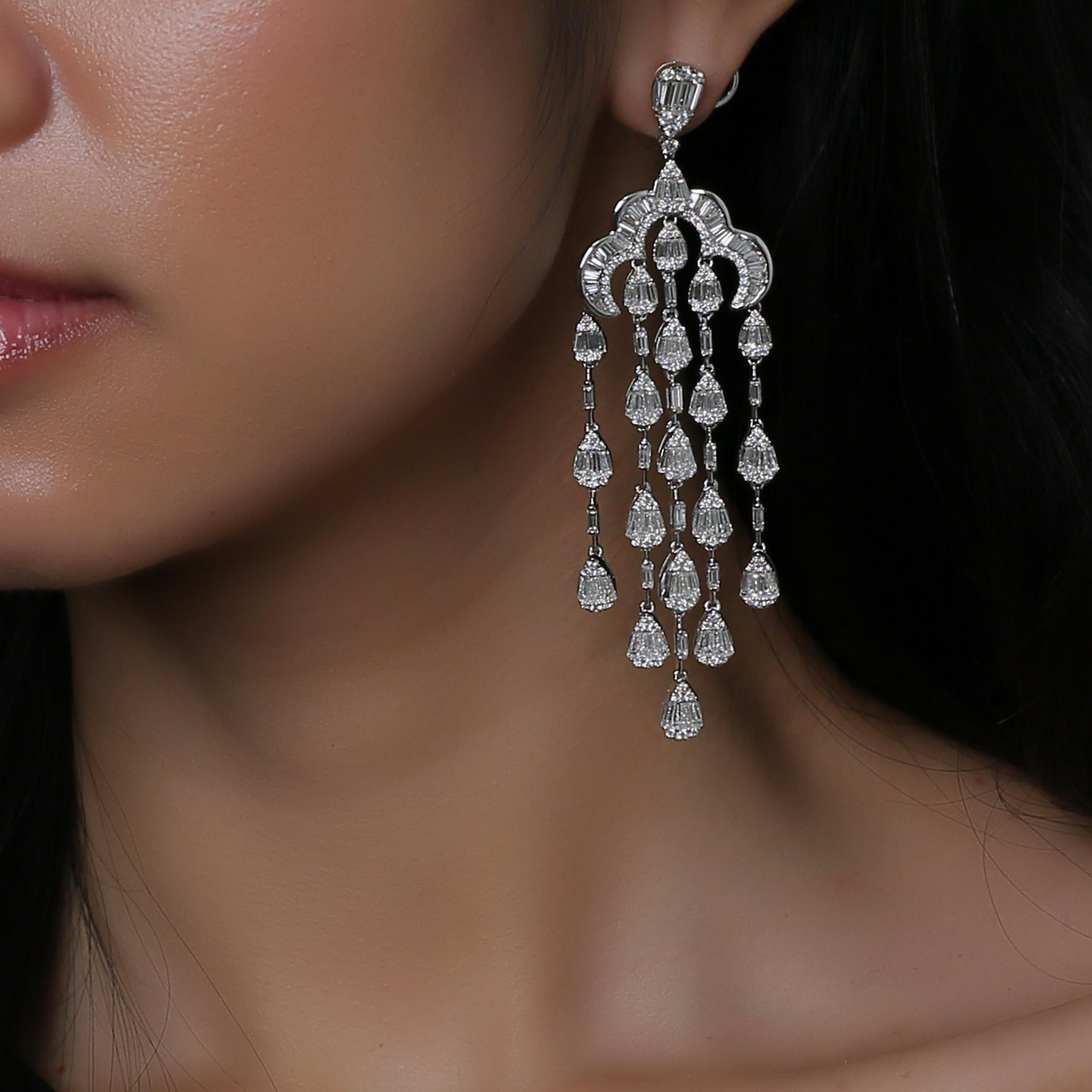 18 Karat White Gold White Diamond Pear Baguette Chandelier Dangling Earring In New Condition In Los Angeles, CA