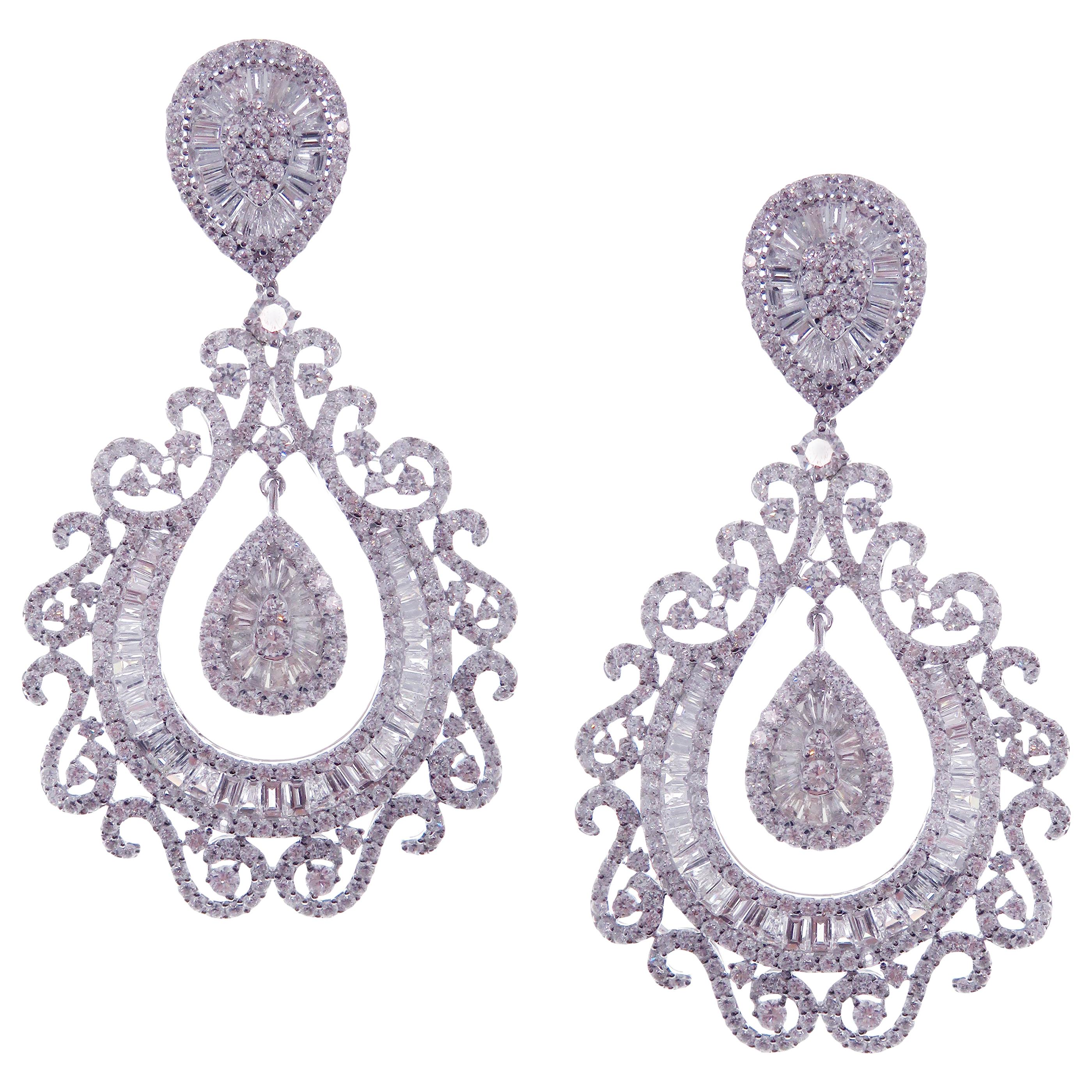 Pendiente colgante de oro blanco de 18 quilates con diamante blanco en forma de espiral de pera