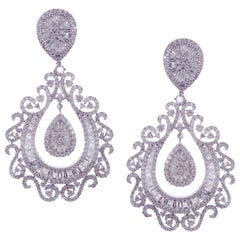 Pendants d'oreilles chandelier tourbillonnants en or blanc 18 carats avec diamants blancs en forme de poire