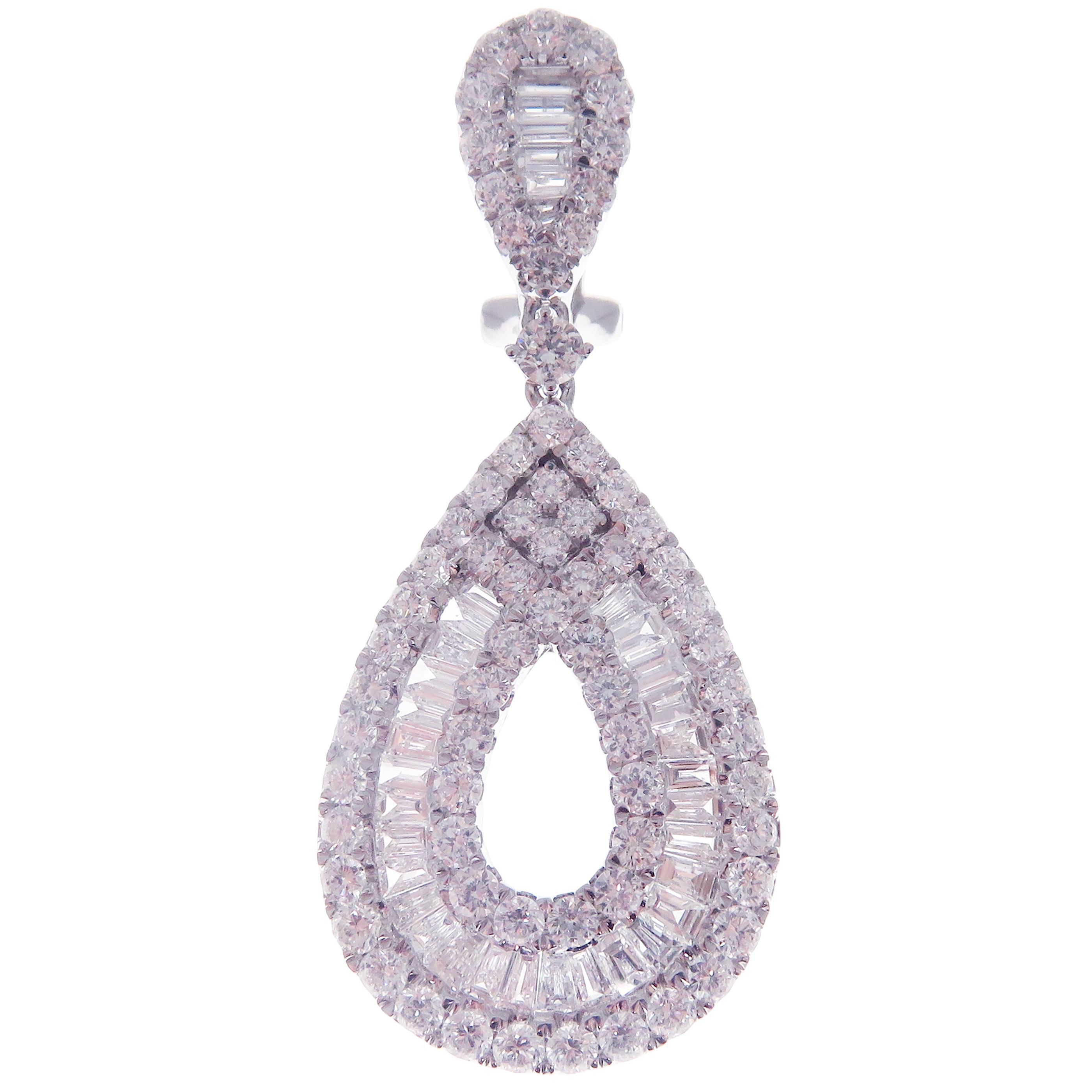 Taglio baguette Oro bianco 18 carati Diamante bianco semplice 1,5'' Orecchino pendente a pera baguette in vendita