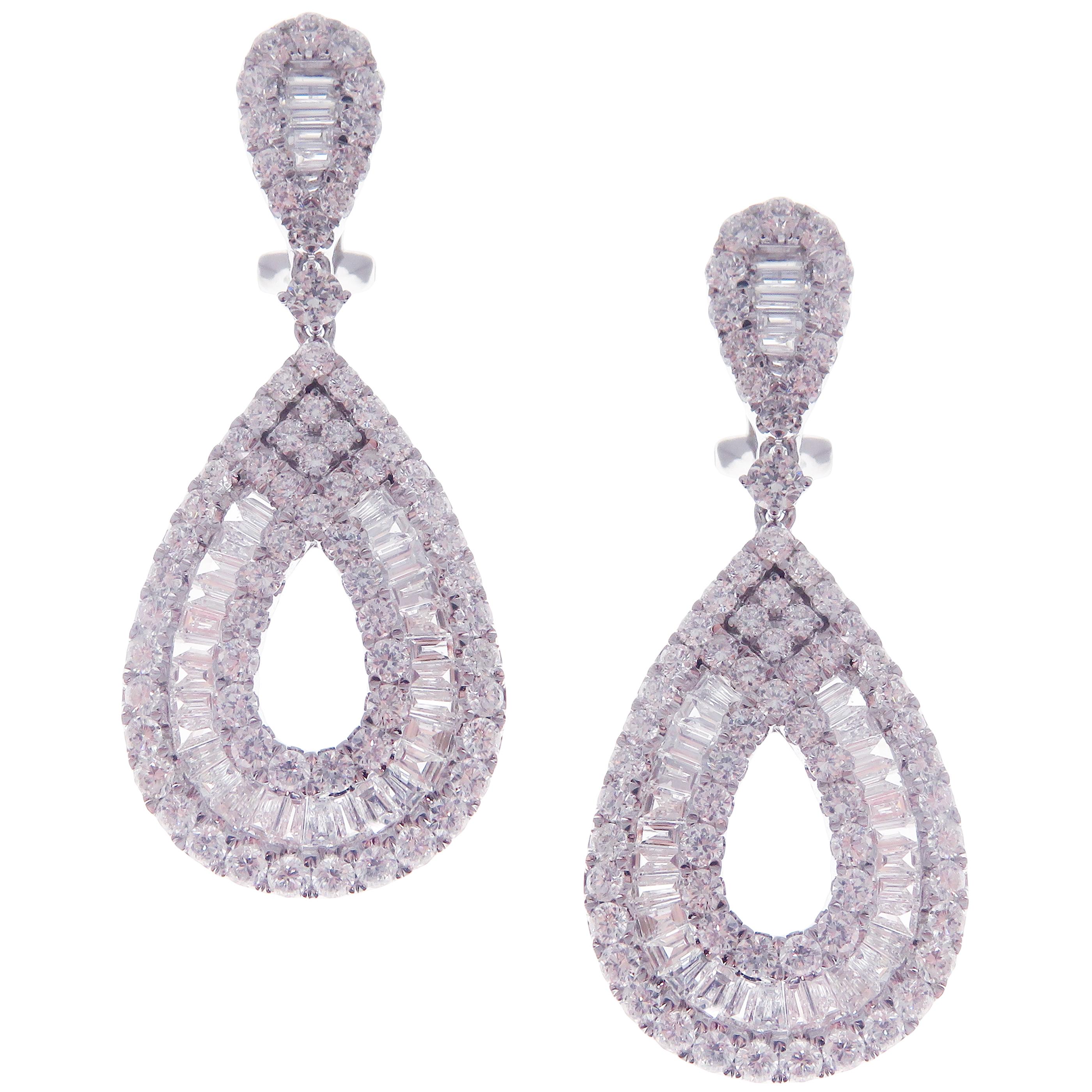 Oro bianco 18 carati Diamante bianco semplice 1,5'' Orecchino pendente a pera baguette In condizioni Nuovo in vendita a Los Angeles, CA