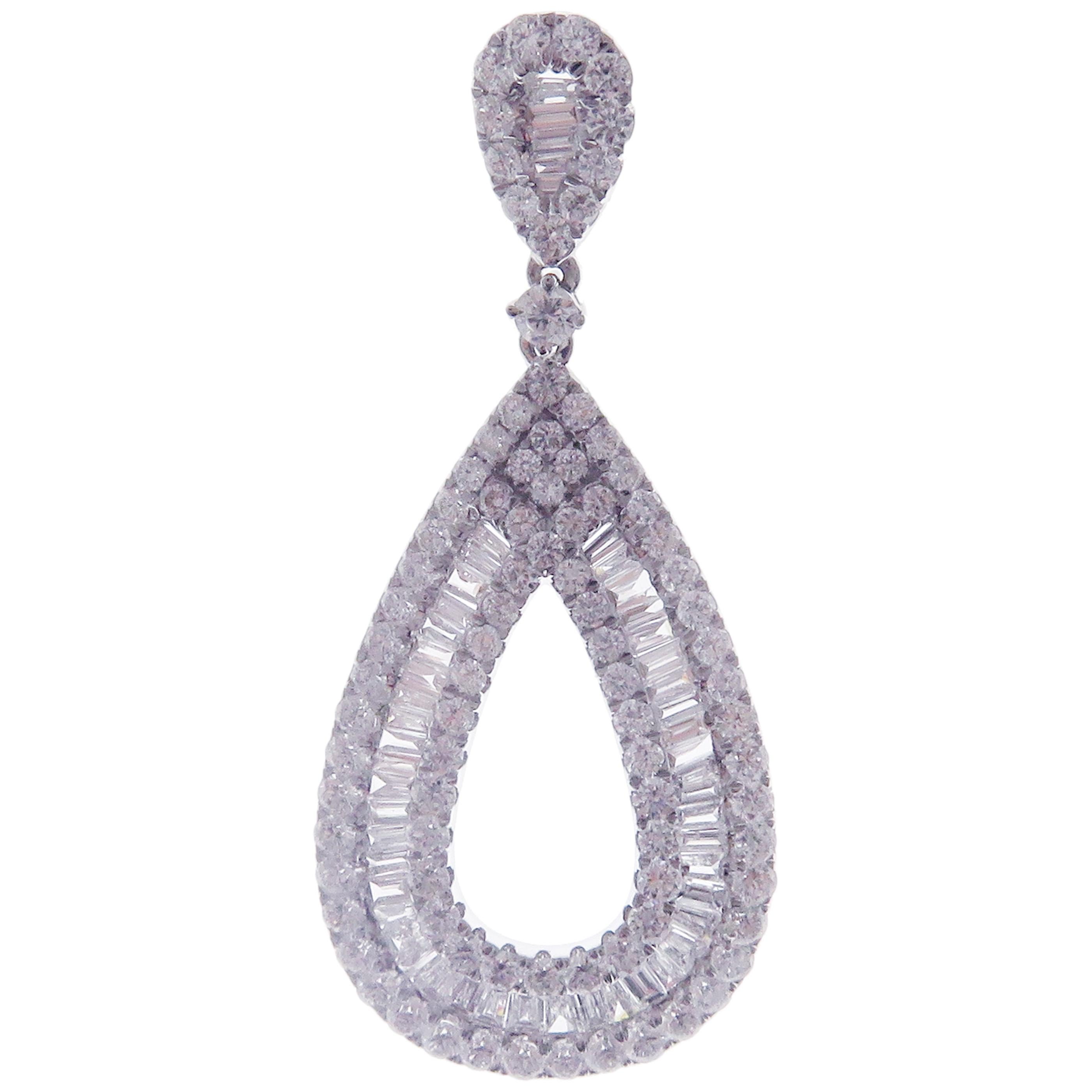 Ces simples boucles d'oreilles baguette poire sont réalisées en or blanc 18 carats et pèsent environ 4,97 carats de diamant blanc de qualité SI-V. Dos à clip français, 1.75
