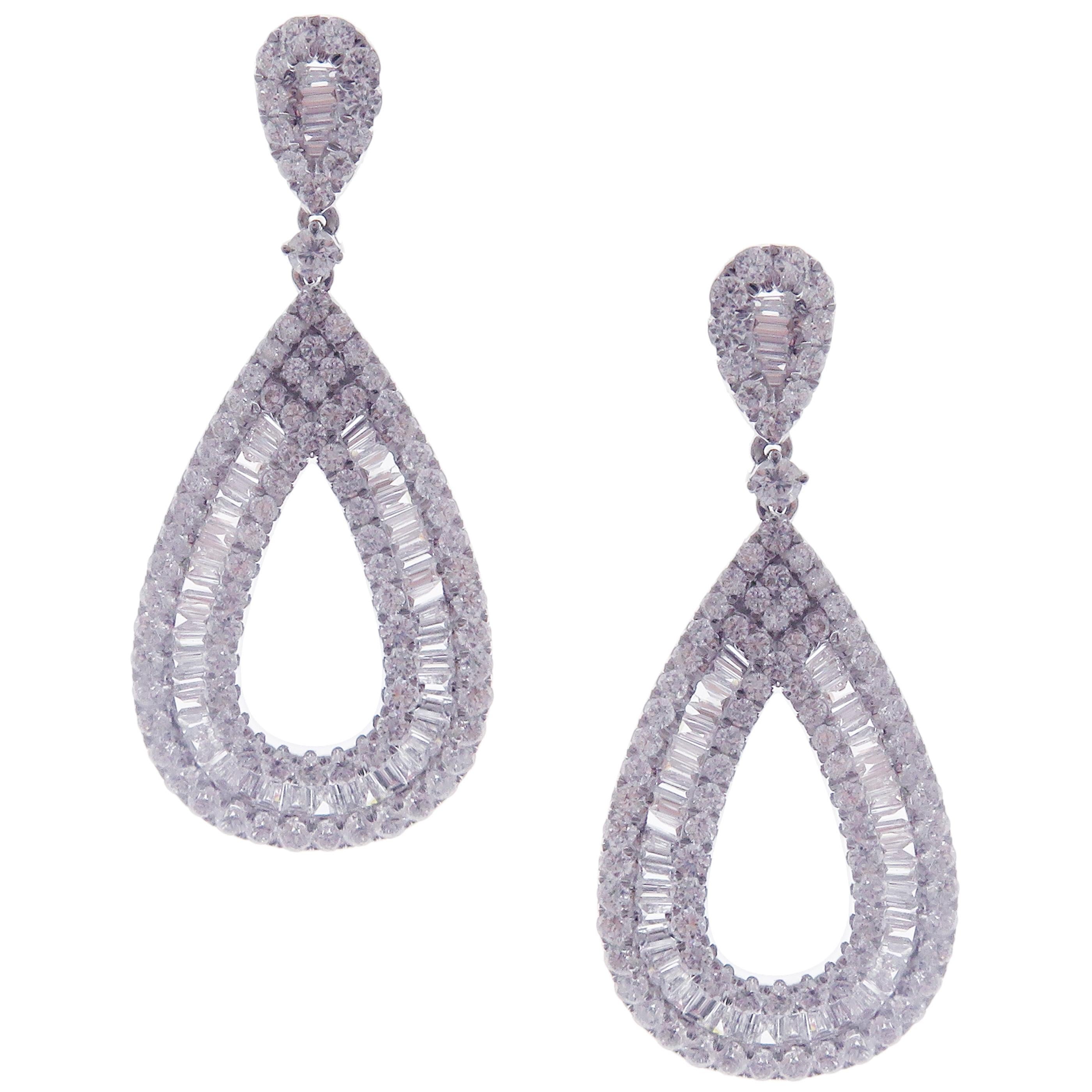 Taille baguette Pendants d'oreilles simples en or blanc 18 carats avec diamants blancs taille poire baguette de 1,75'' en vente