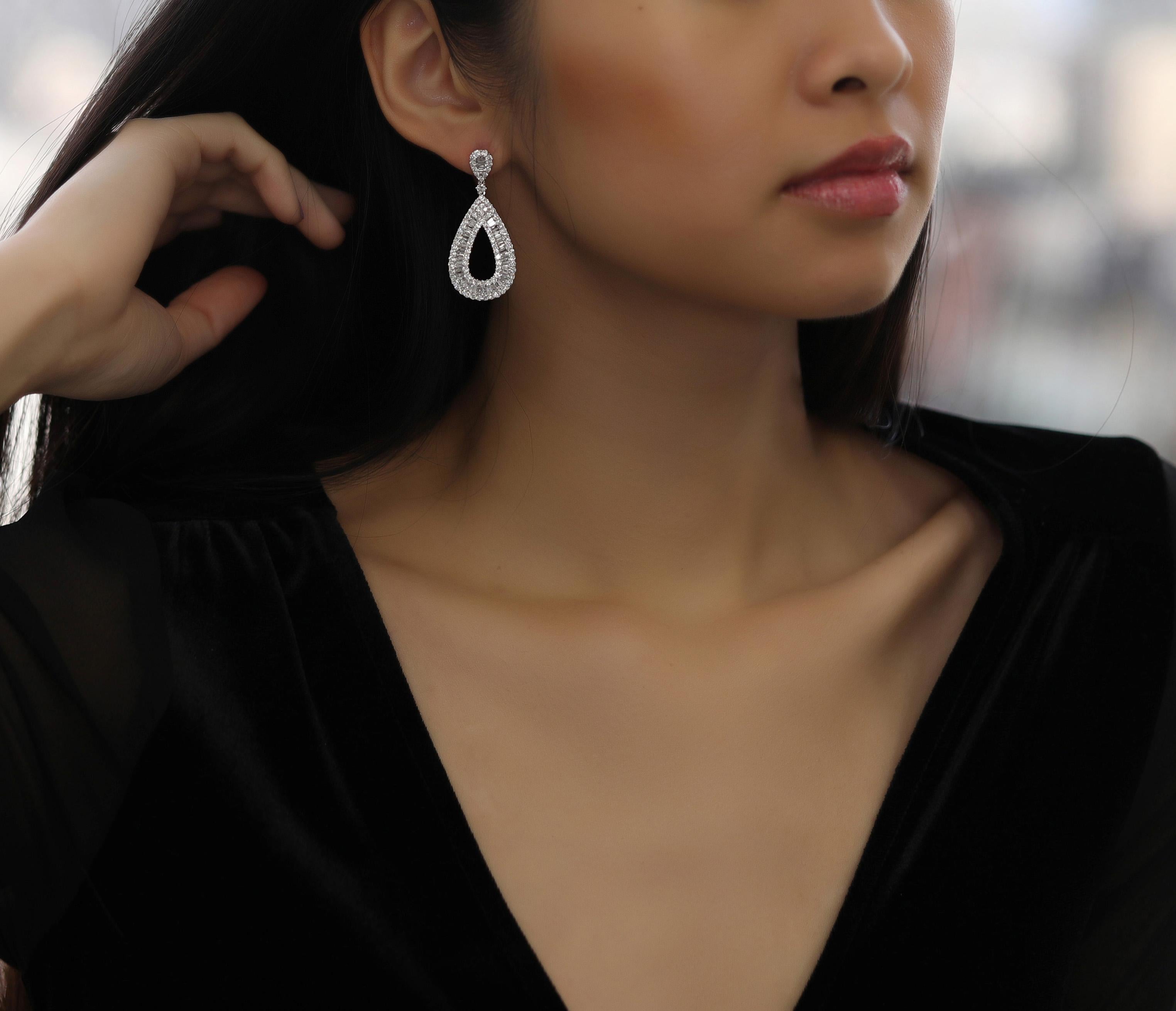 Pendants d'oreilles simples en or blanc 18 carats avec diamants blancs taille poire baguette de 1,75'' Neuf - En vente à Los Angeles, CA