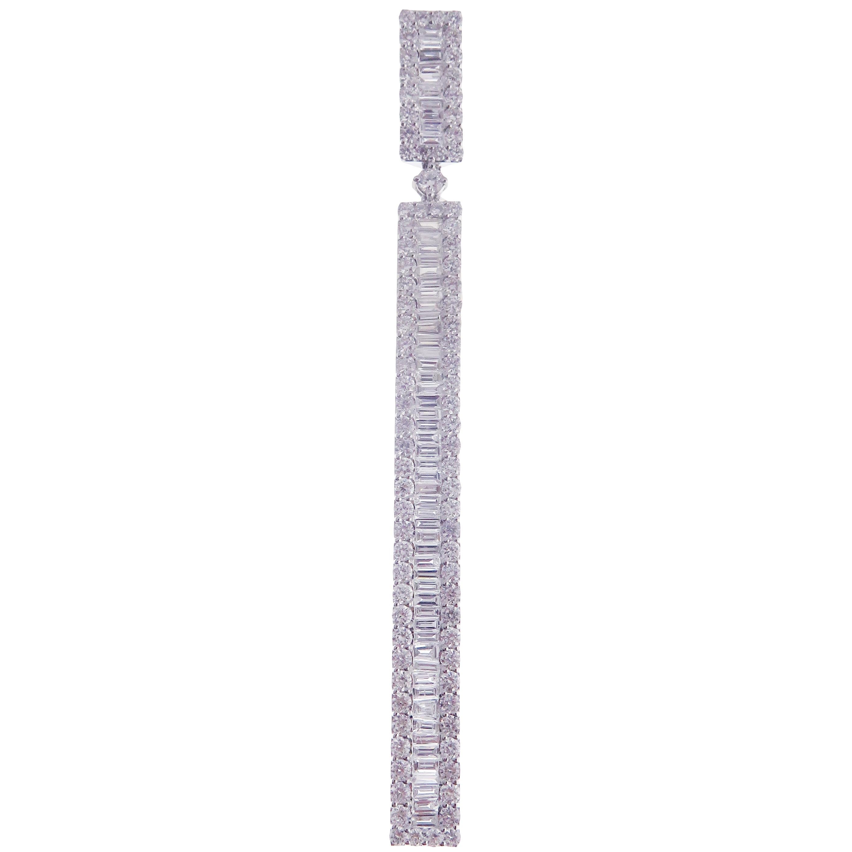 Taglio baguette Oro bianco 18 carati Diamante bianco semplice 3,5'' Bar Baguette Orecchino pendente in vendita