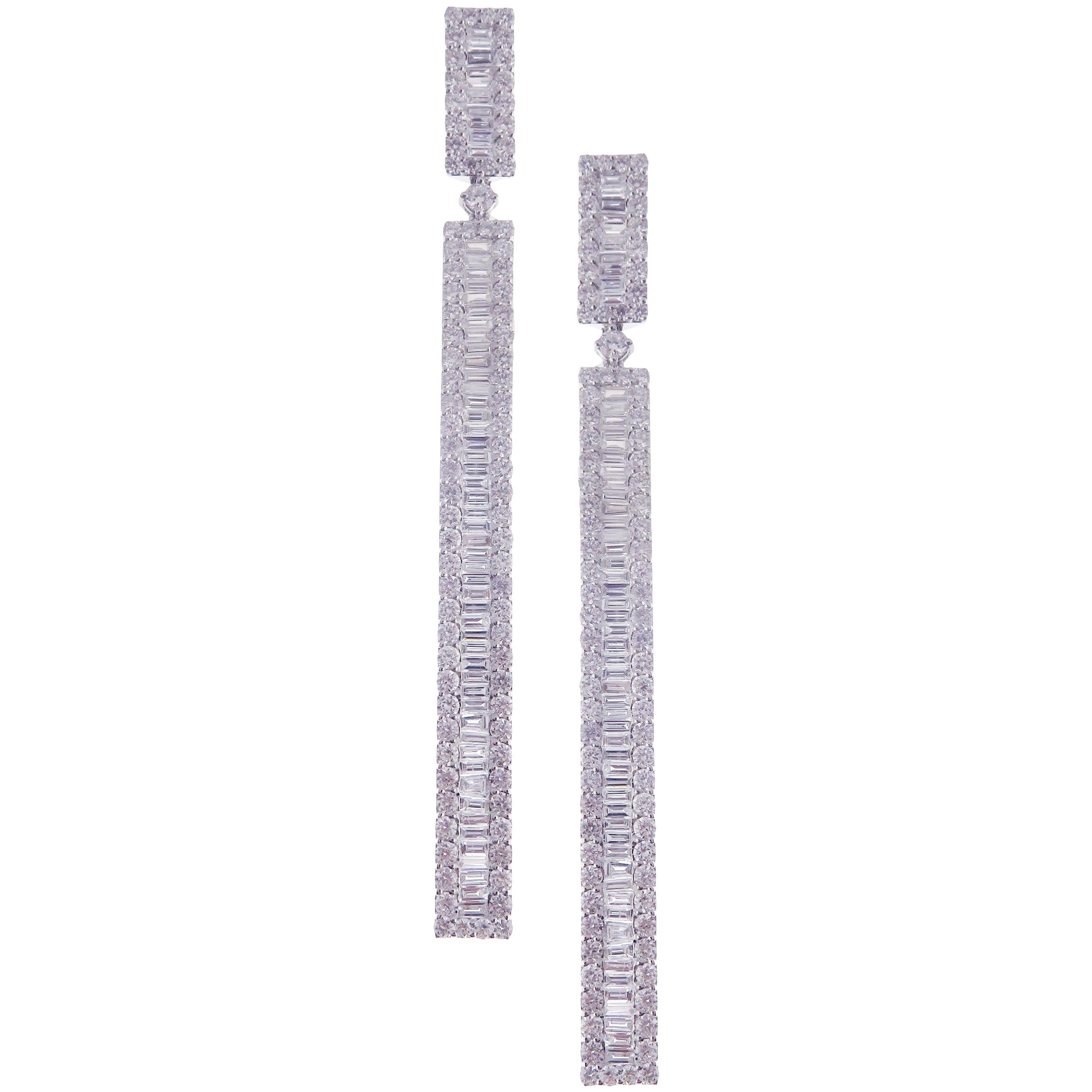 Oro bianco 18 carati Diamante bianco semplice 3,5'' Bar Baguette Orecchino pendente In condizioni Nuovo in vendita a Los Angeles, CA