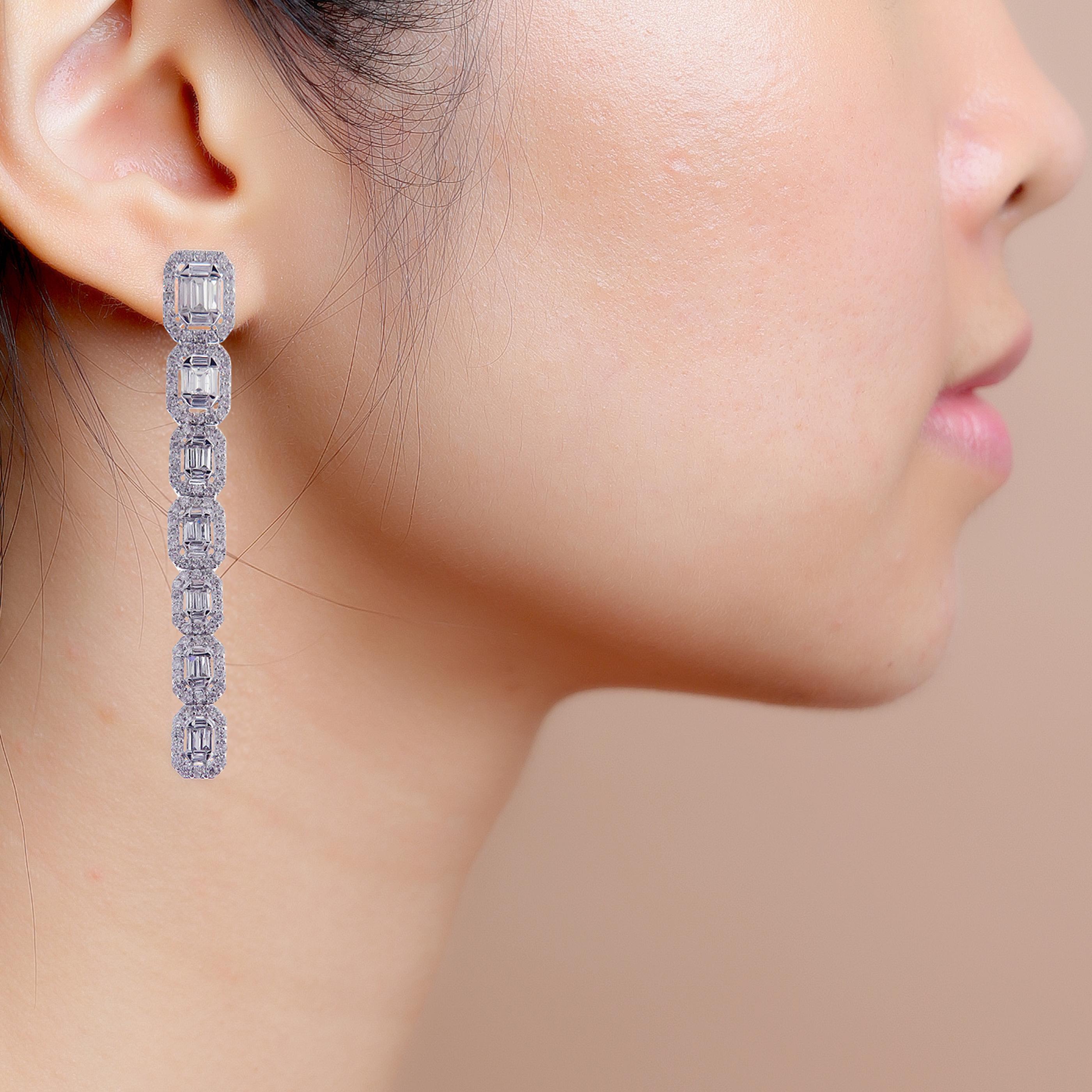 18 Karat White Gold White Diamond Simple Long Baguette Dangling Earring In New Condition In Los Angeles, CA
