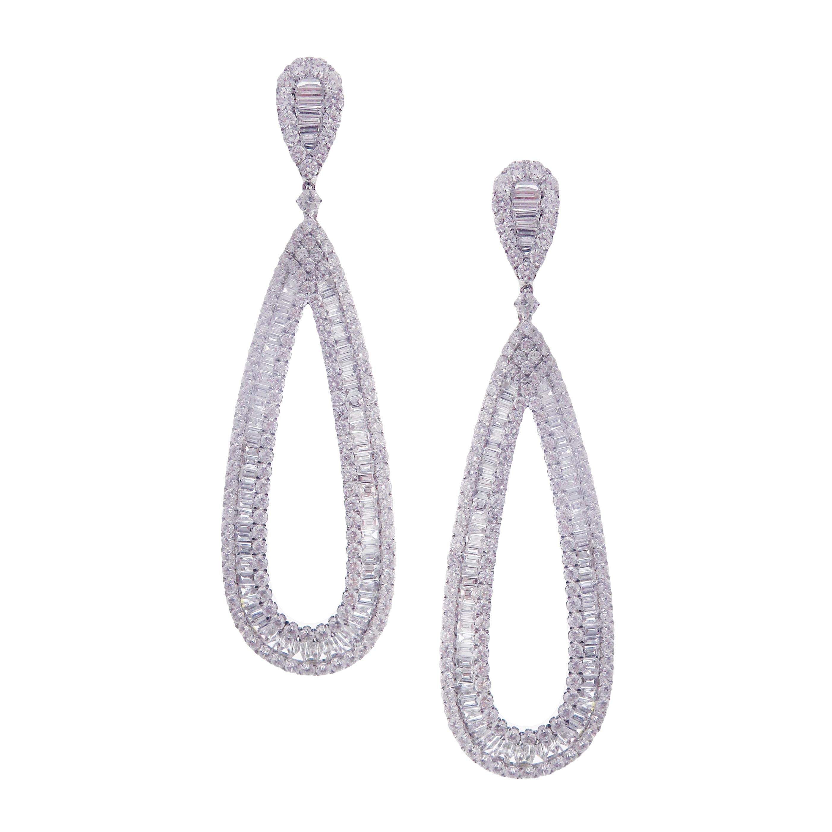 18 Karat White Gold White Diamond Simple Pear Baguette Dangling Earring