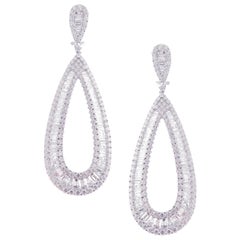 Pendants d'oreilles en or blanc 18 carats avec diamants blancs et simples diamants taille poire et baguette