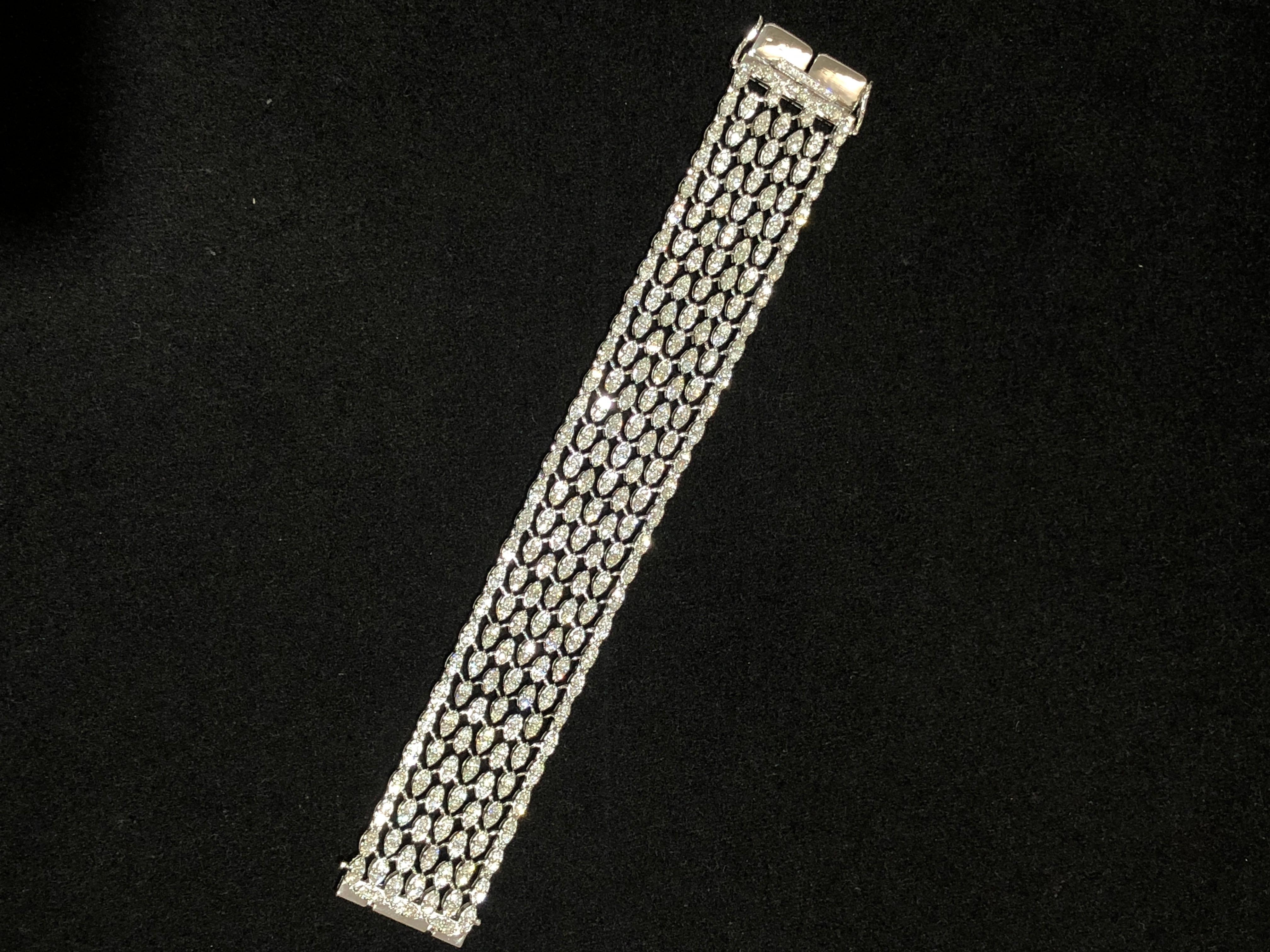 Contemporary 18 Karat White Gold White Diamond Tennis Bracelet For Sale