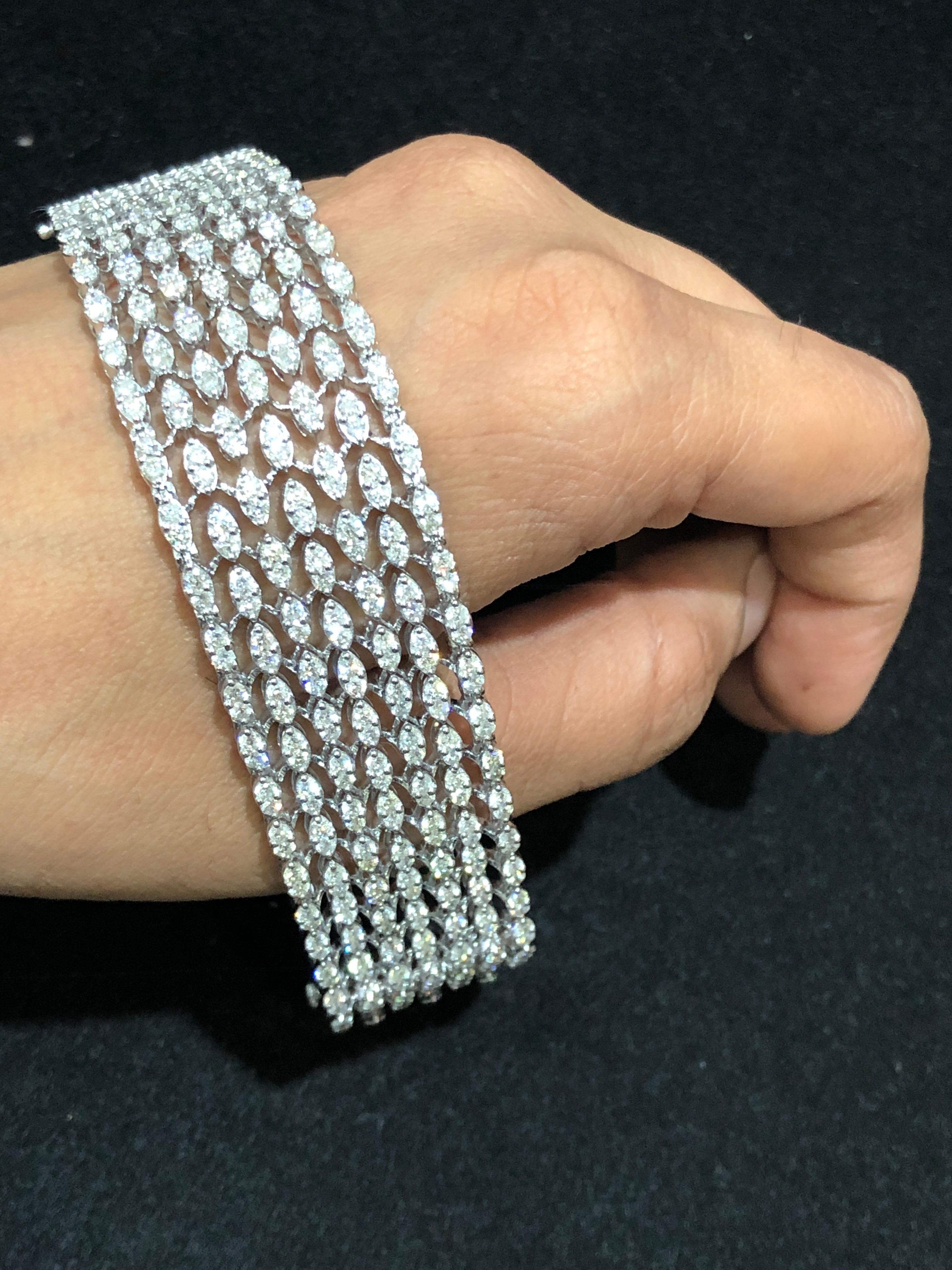 Round Cut 18 Karat White Gold White Diamond Tennis Bracelet For Sale