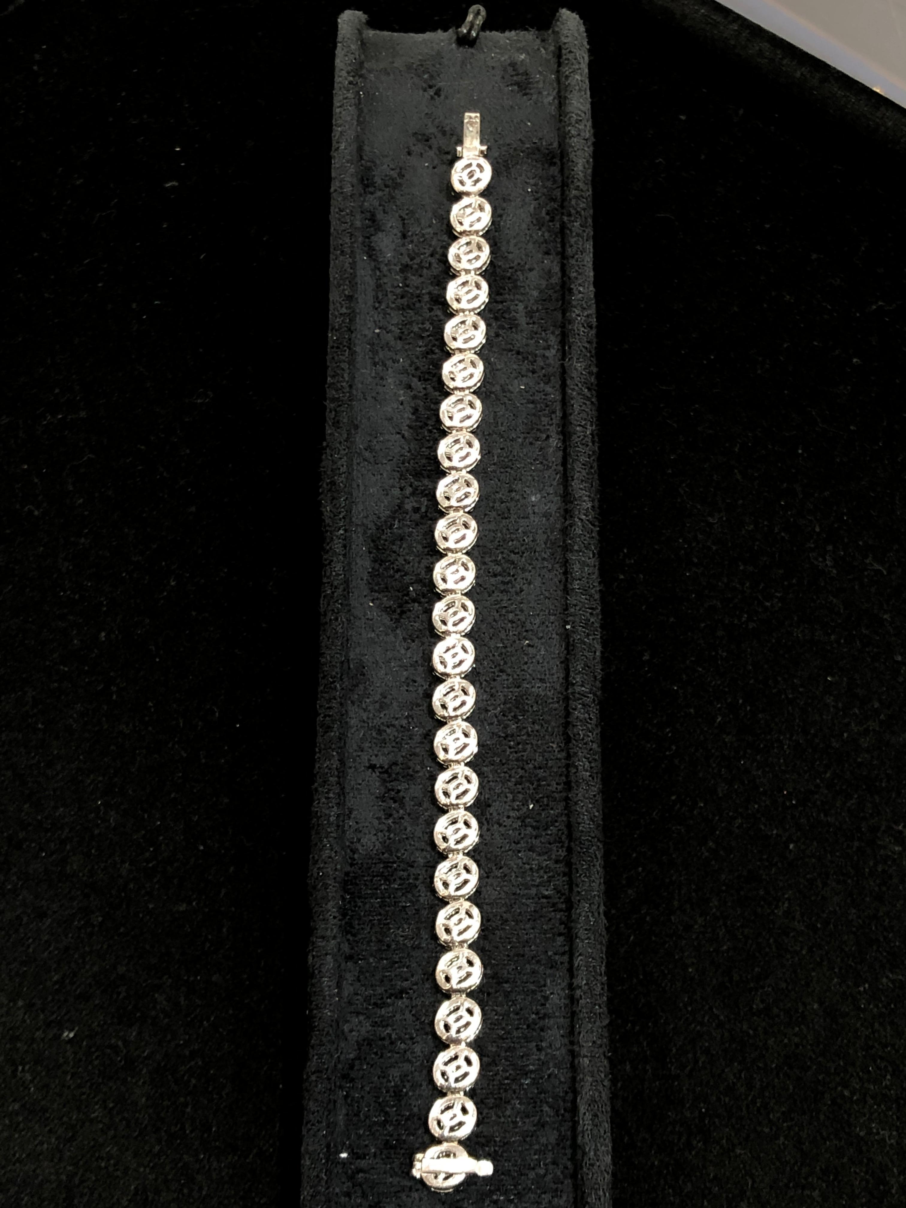 Contemporary 18 Karat White Gold White Diamond Tennis Bracelet For Sale