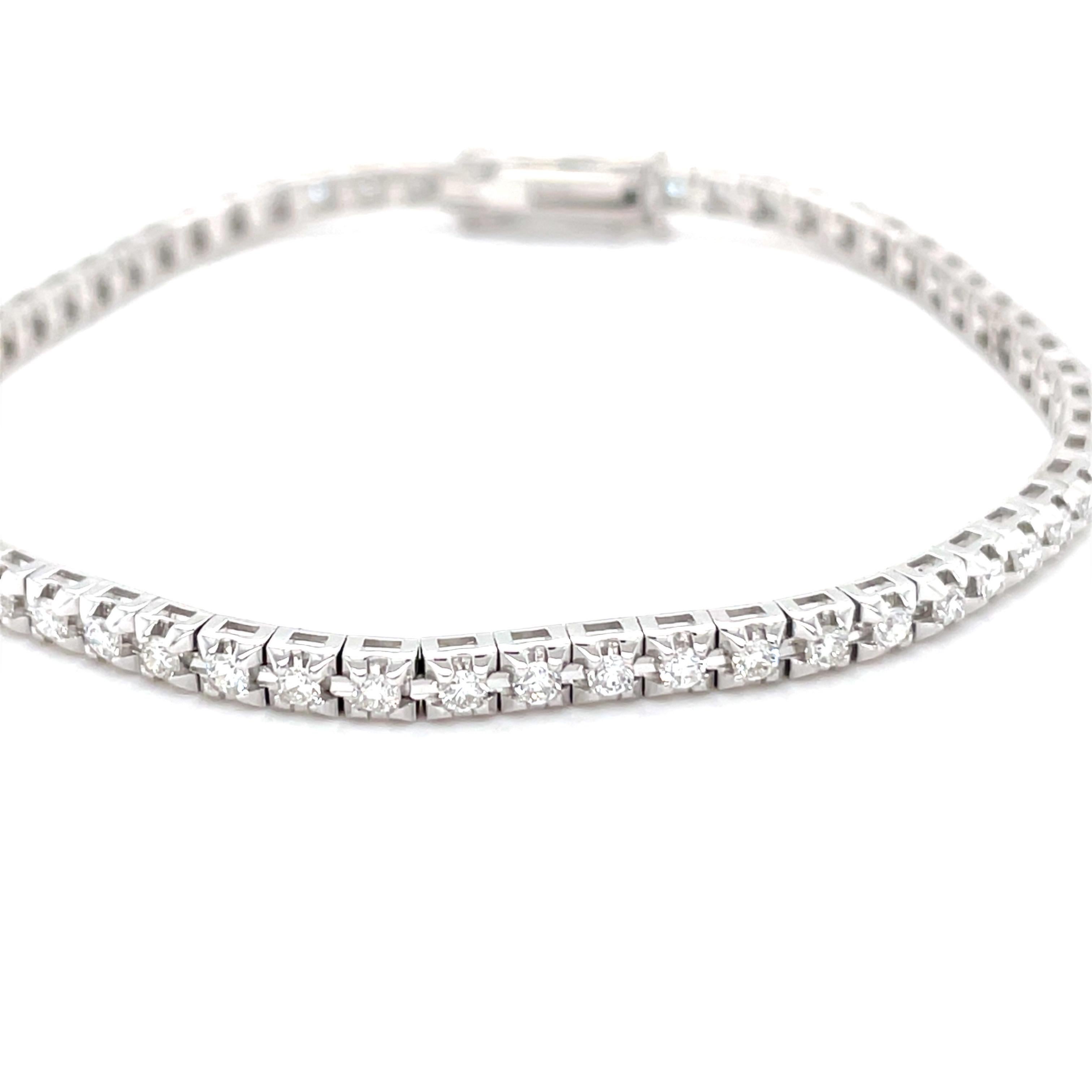 Contemporary 18 Karat White Gold White Diamond Tennis Bracelet For Sale