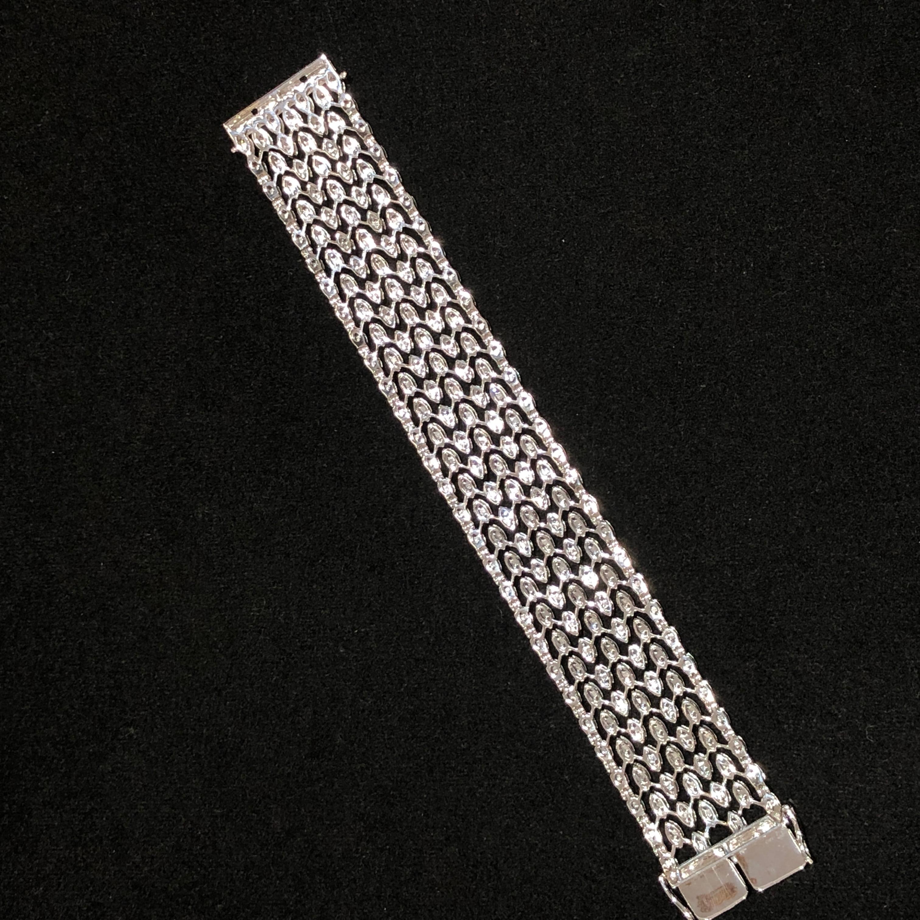 18 Karat White Gold White Diamond Tennis Bracelet In New Condition For Sale In New Delhi, Delhi