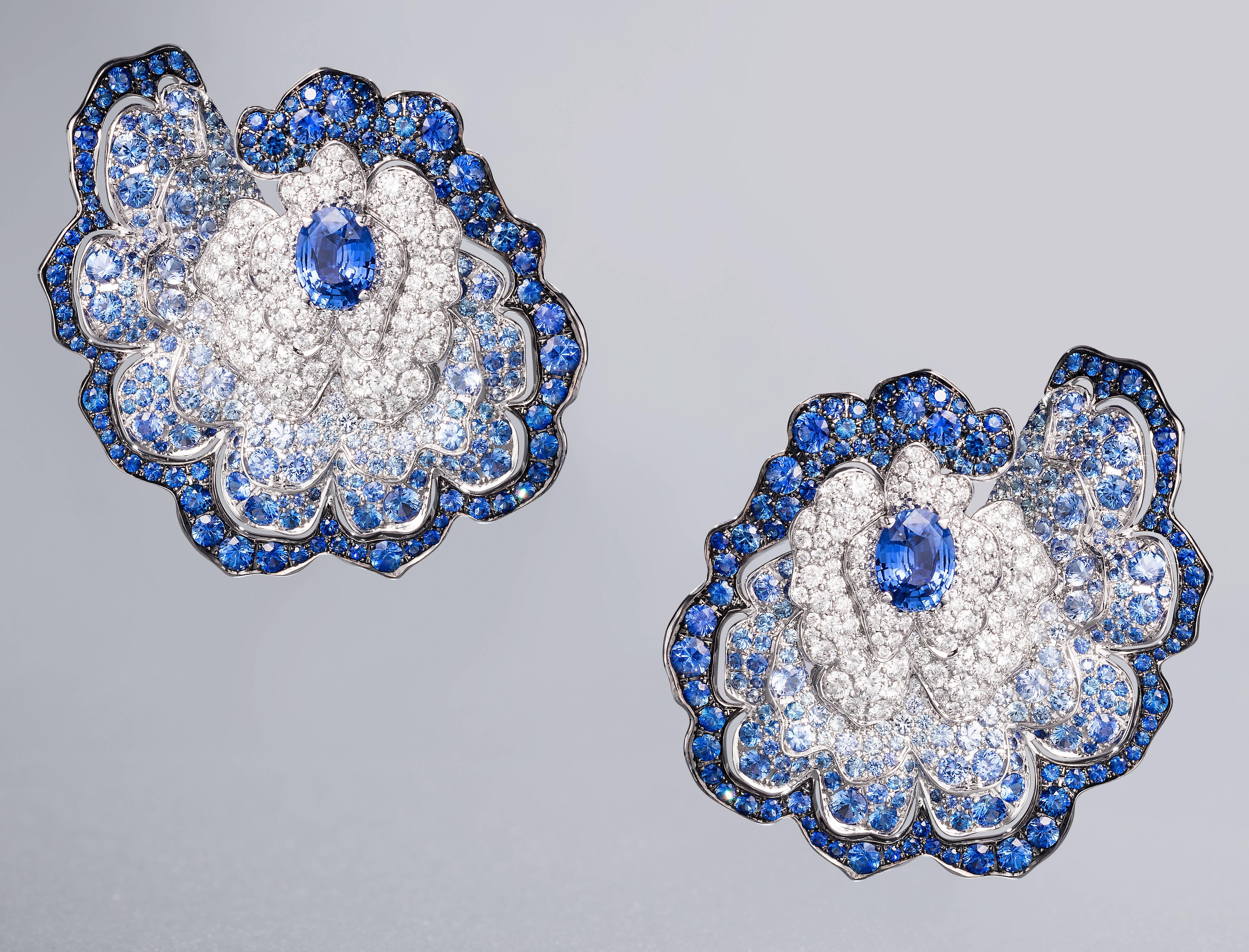 18 Karat White Gold, White Diamonds and Blue Sapphires Earrings In New Condition In Mayfair, London, GB