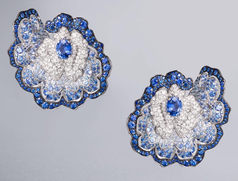 18 Karat White Gold, White Diamonds and Blue Sapphires Earrings In New Condition For Sale In Mayfair, London, GB