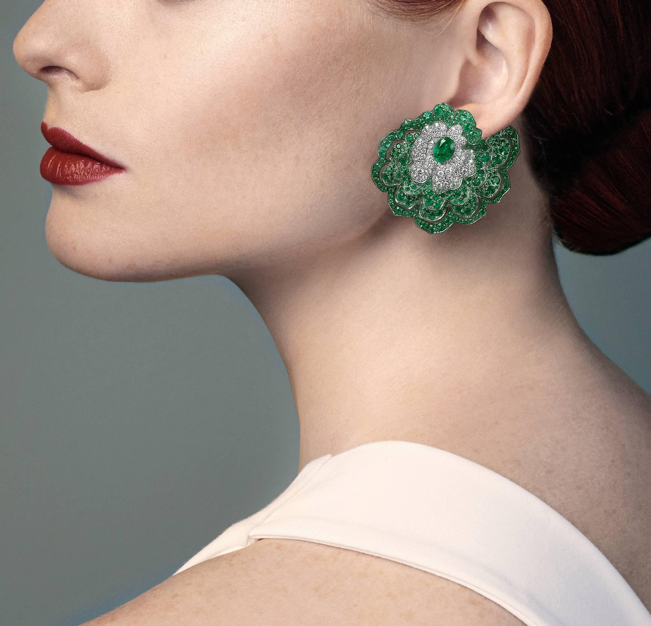 Contemporary 18 Karat White Gold, White Diamonds and Emeralds Earrings For Sale