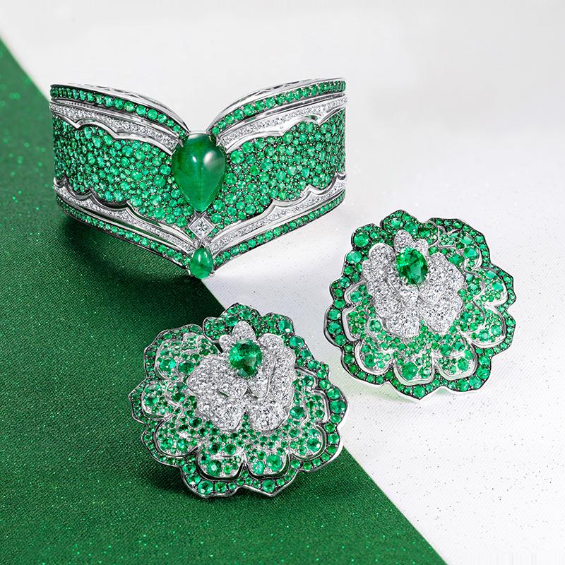 18 Karat White Gold, White Diamonds and Emeralds Earrings In New Condition For Sale In Mayfair, London, GB