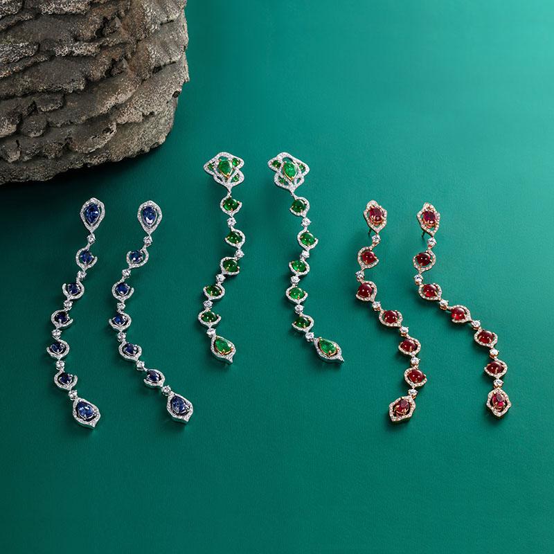 Taglio rotondo Orecchini a spillo in oro bianco 18 carati, diamanti bianchi e zaffiri in vendita