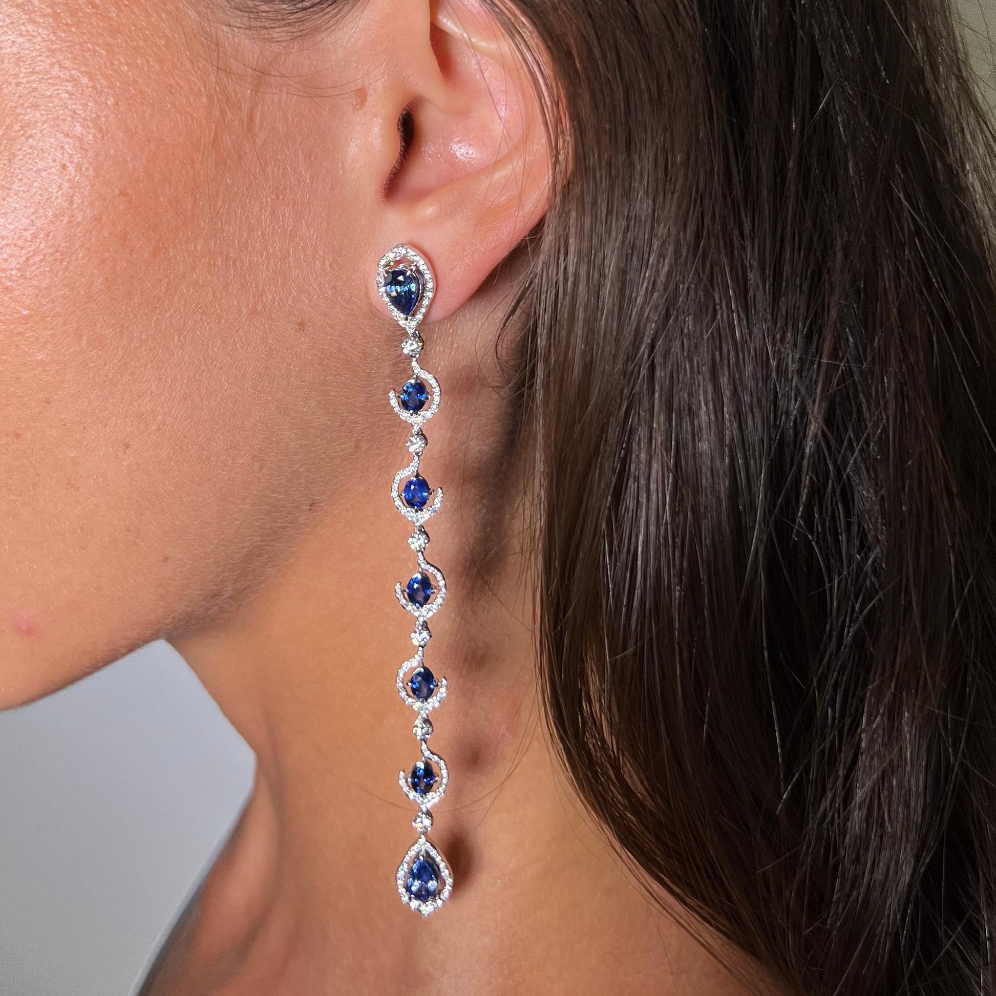 Orecchini a spillo in oro bianco 18 carati, diamanti bianchi e zaffiri In condizioni Nuovo in vendita a Mayfair, London, GB