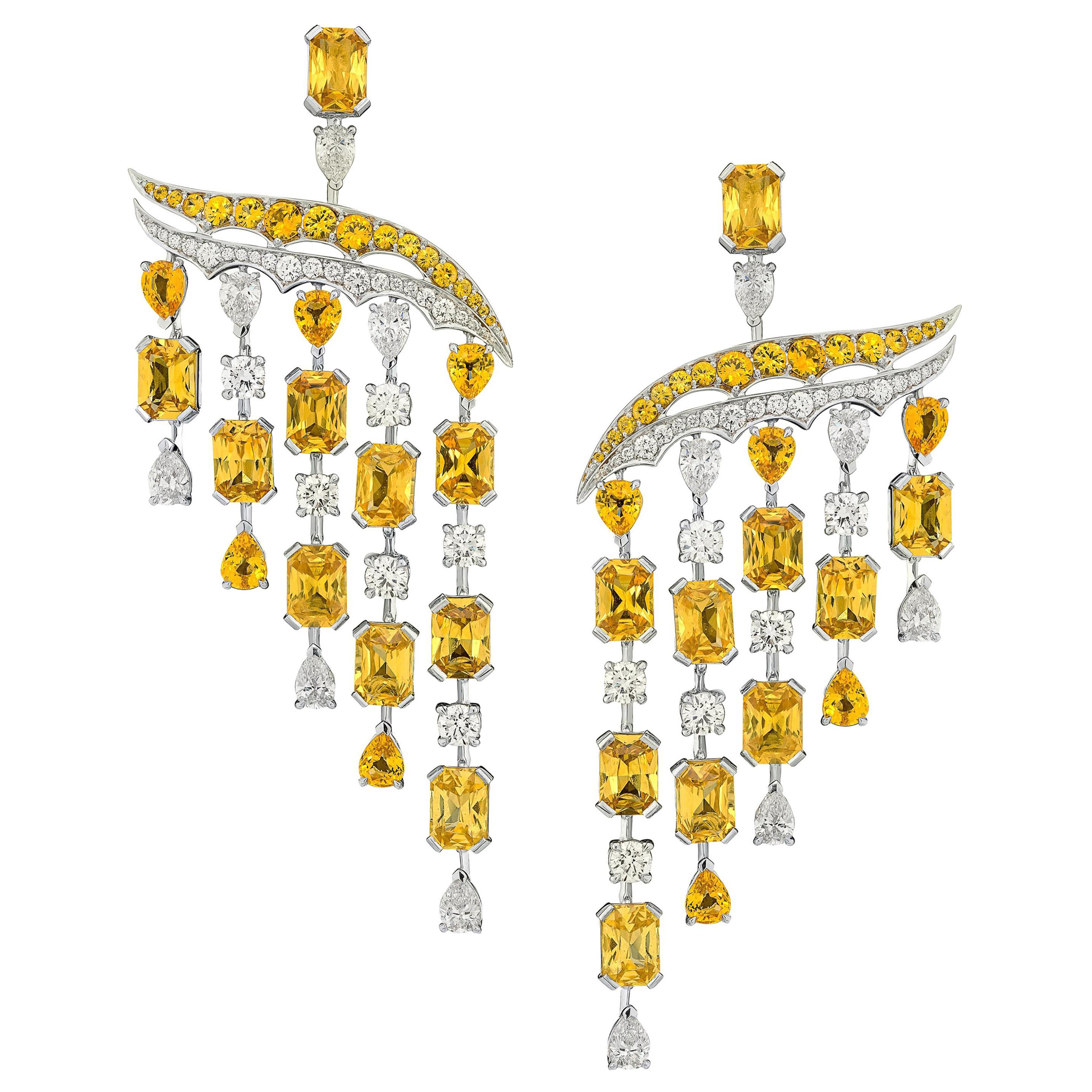 Boucles d
oreilles lustre en or blanc 18 carats, diamants blancs et saphirs jaunes en vente