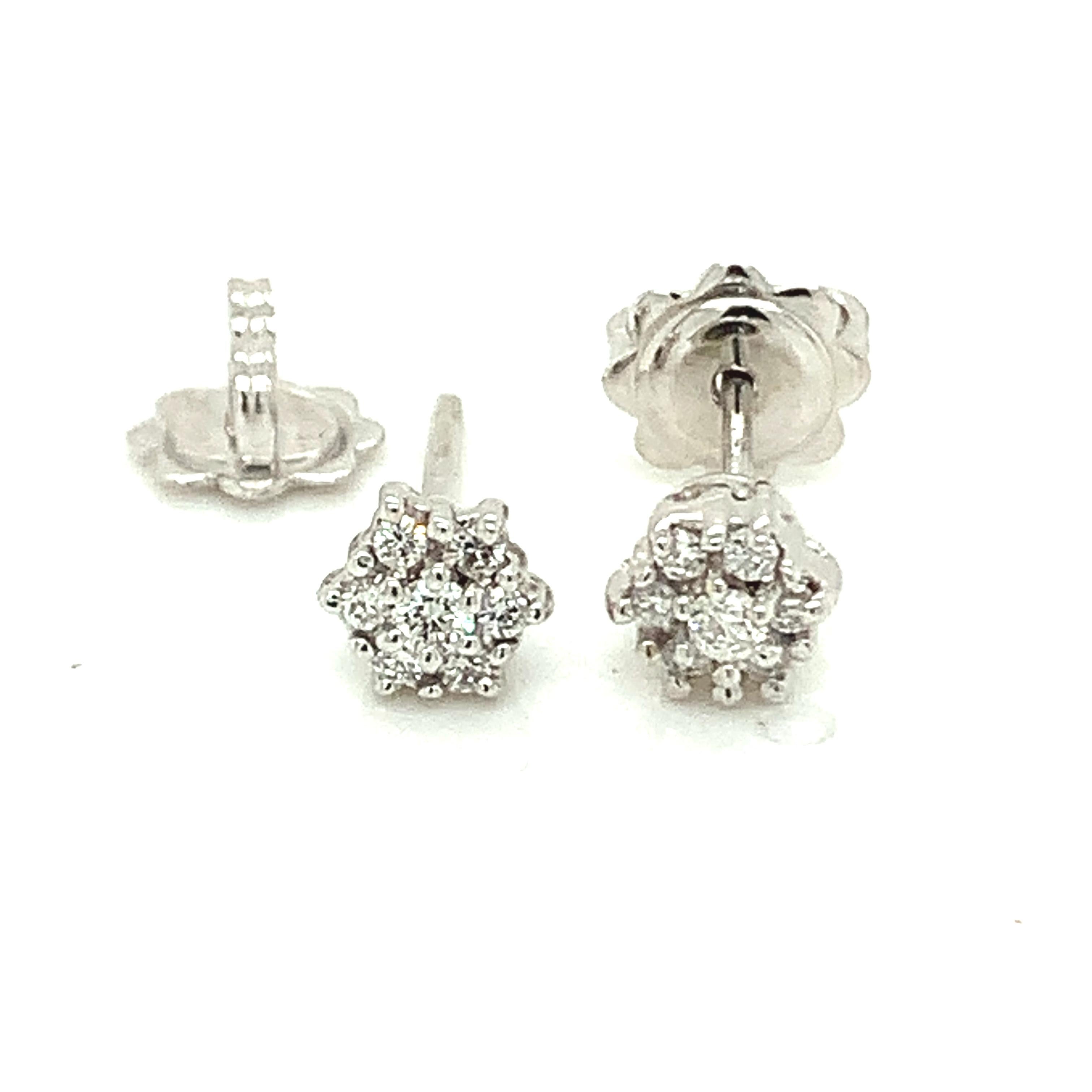 Petits clous classiques Garavelli, en or blanc 18 kt avec diamants blancs.
Boucles d'oreilles taille 7 mm
Or grs : 2.57
DIAMANTS ct : 0,38

