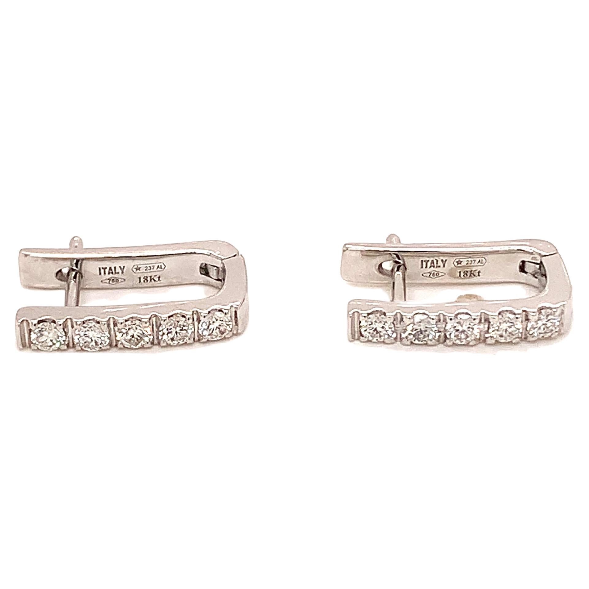 ORECCHINI Garavelli in  design unico e grazioso, in oro bianco 18 kt con 10 diamanti bianchi.
 Disponibile anche con zaffiri, zaffiri multicolore, diamanti marroni, neri o blu.
Orecchini di dimensioni 13x8 mm
ORO grs : 3
DIAMANTI ct: 0,3

Orecchini