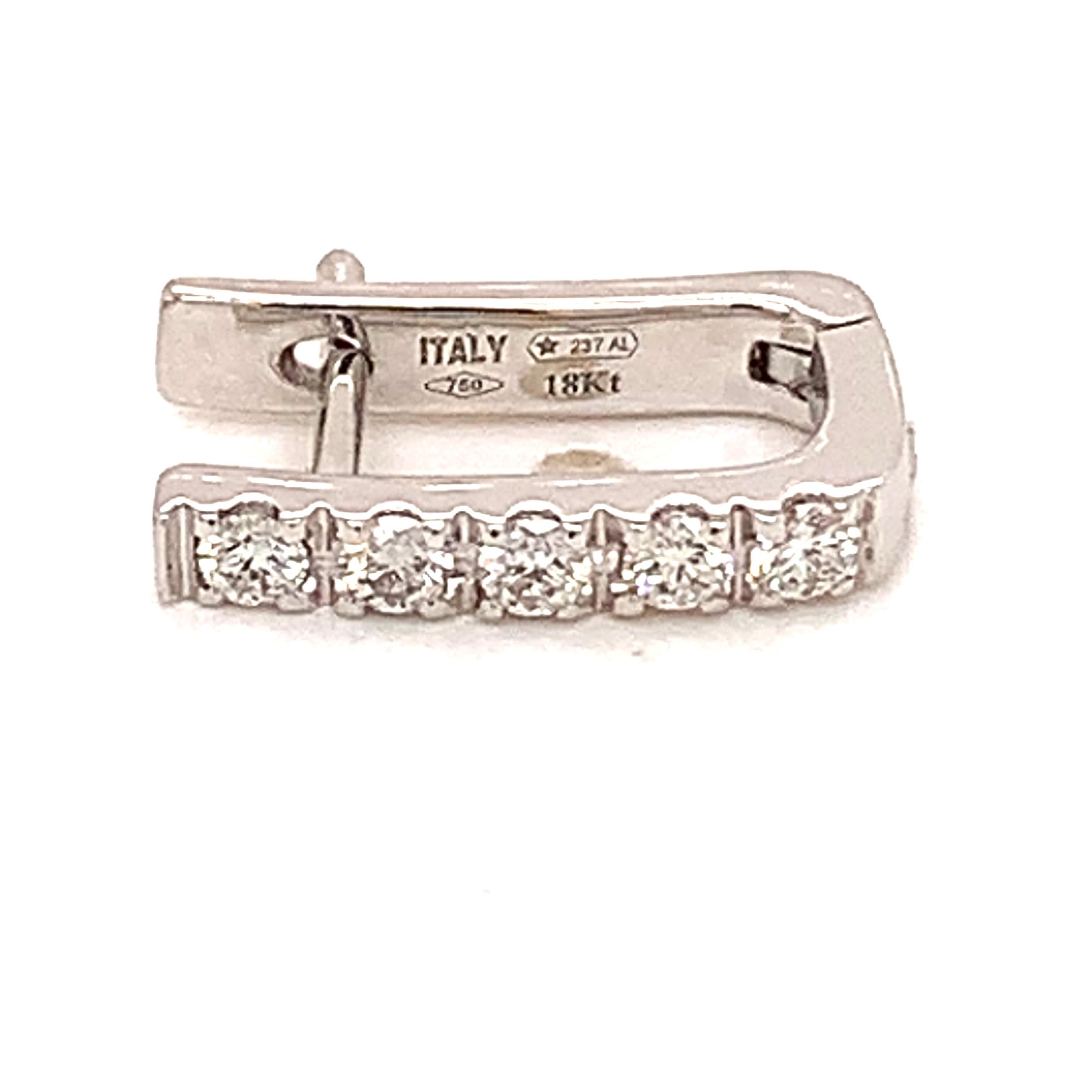 18 Karat Weißgold Weiß Diamanten Garavelli New Huggie Ohrringe (Rundschliff) im Angebot