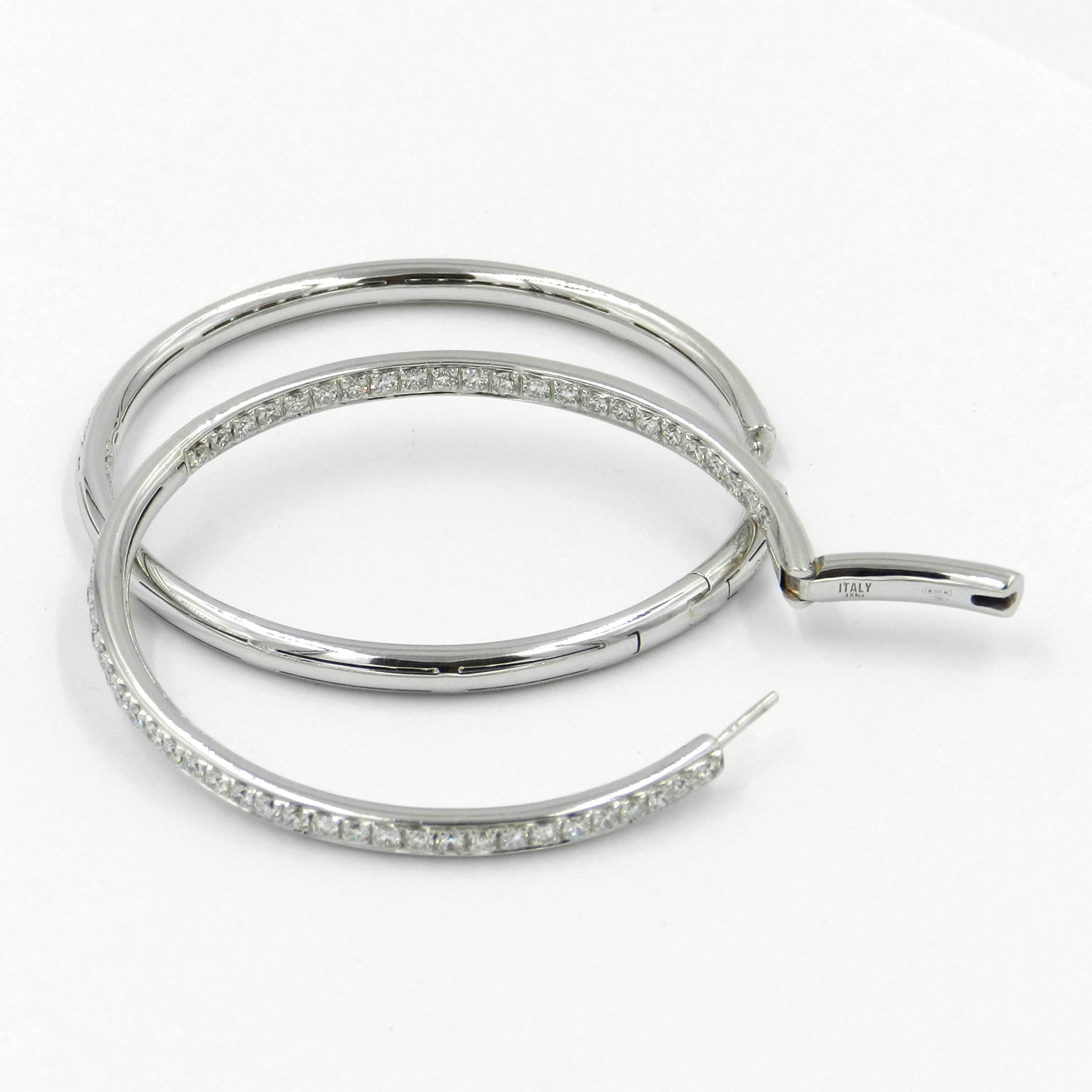18KT White Gold White Diamonds Garavelli Round Hoops EARRINGS with diamonds in the front outside and in the front inside,
diameter mm 50
18kt GOLD gr : 22,90
WHITE DIAMONDS total ct : 4,05