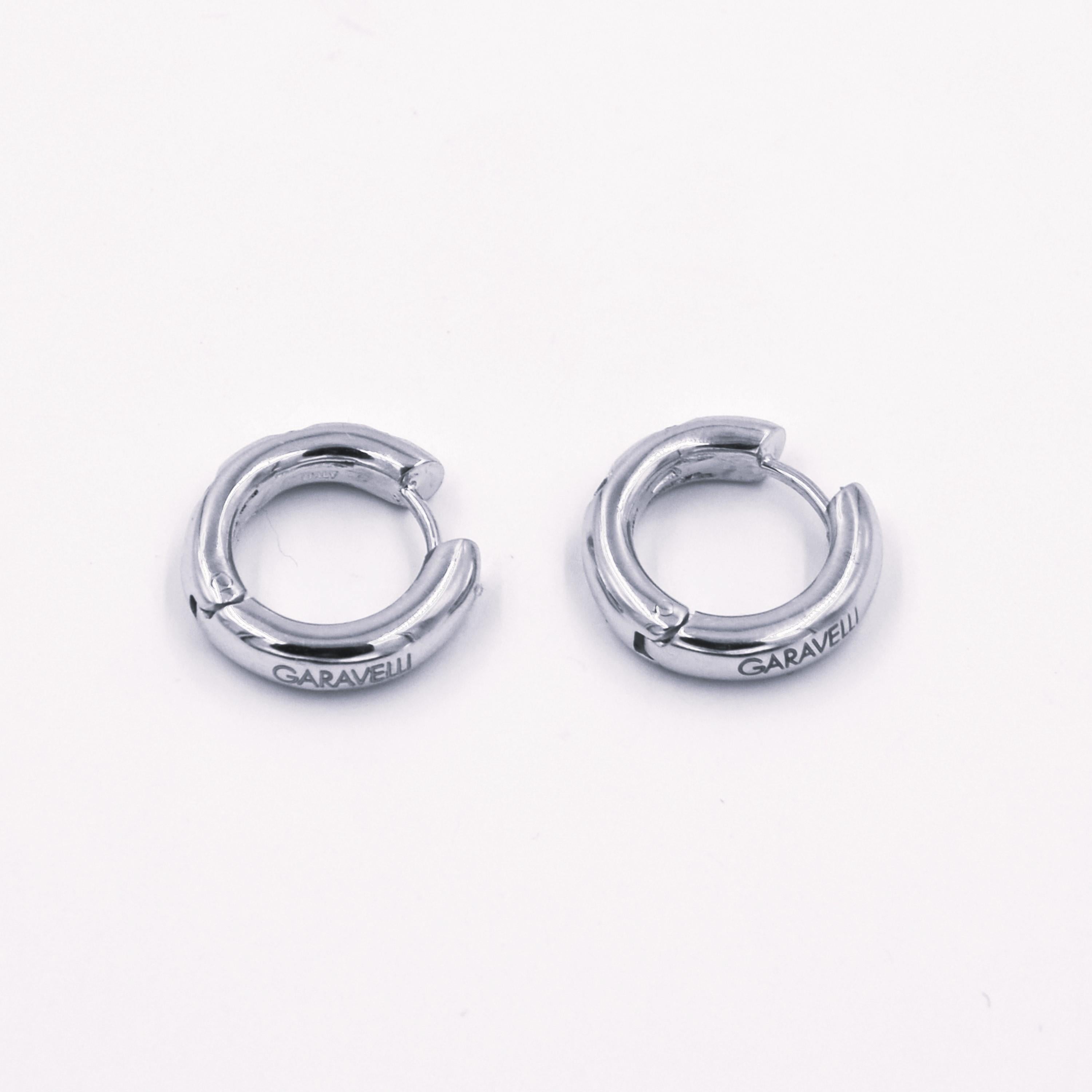 18 Karat White Gold White Diamonds Garavelli Round Huggie Earrings In New Condition For Sale In Valenza, IT