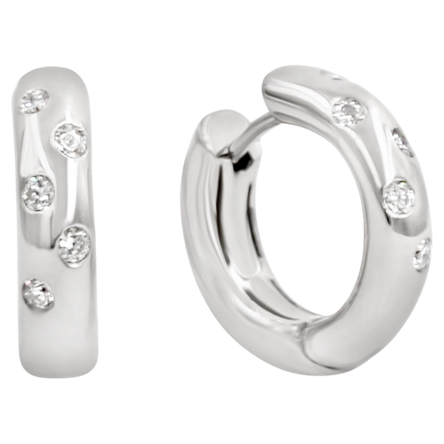 Pendientes Huggie Redondos Garavelli de Oro Blanco de 18 Kilates y Diamantes Blancos en venta
