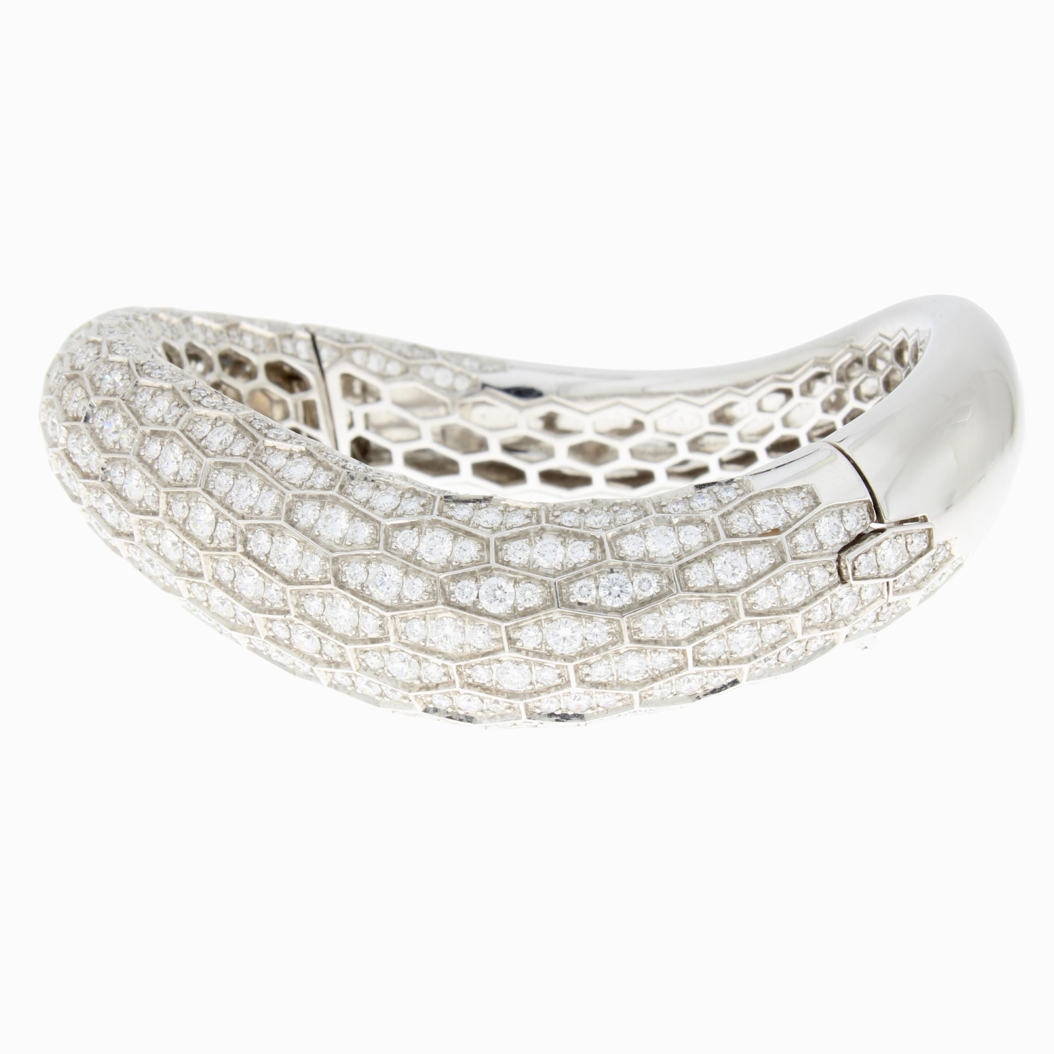 Contemporary 18 Karat White Gold White Diamonds Ophidian Bangle by Niquesa For Sale
