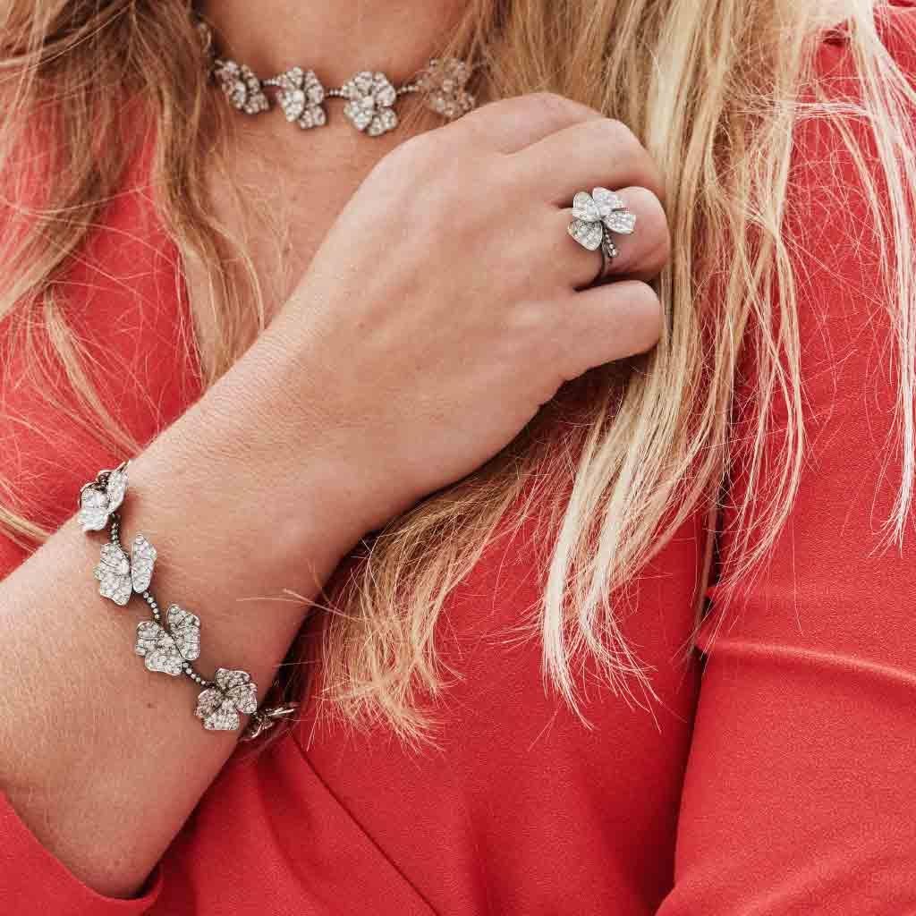 Bague en or blanc 18 carats, diamants blancs et saphirs orange en vente 1
