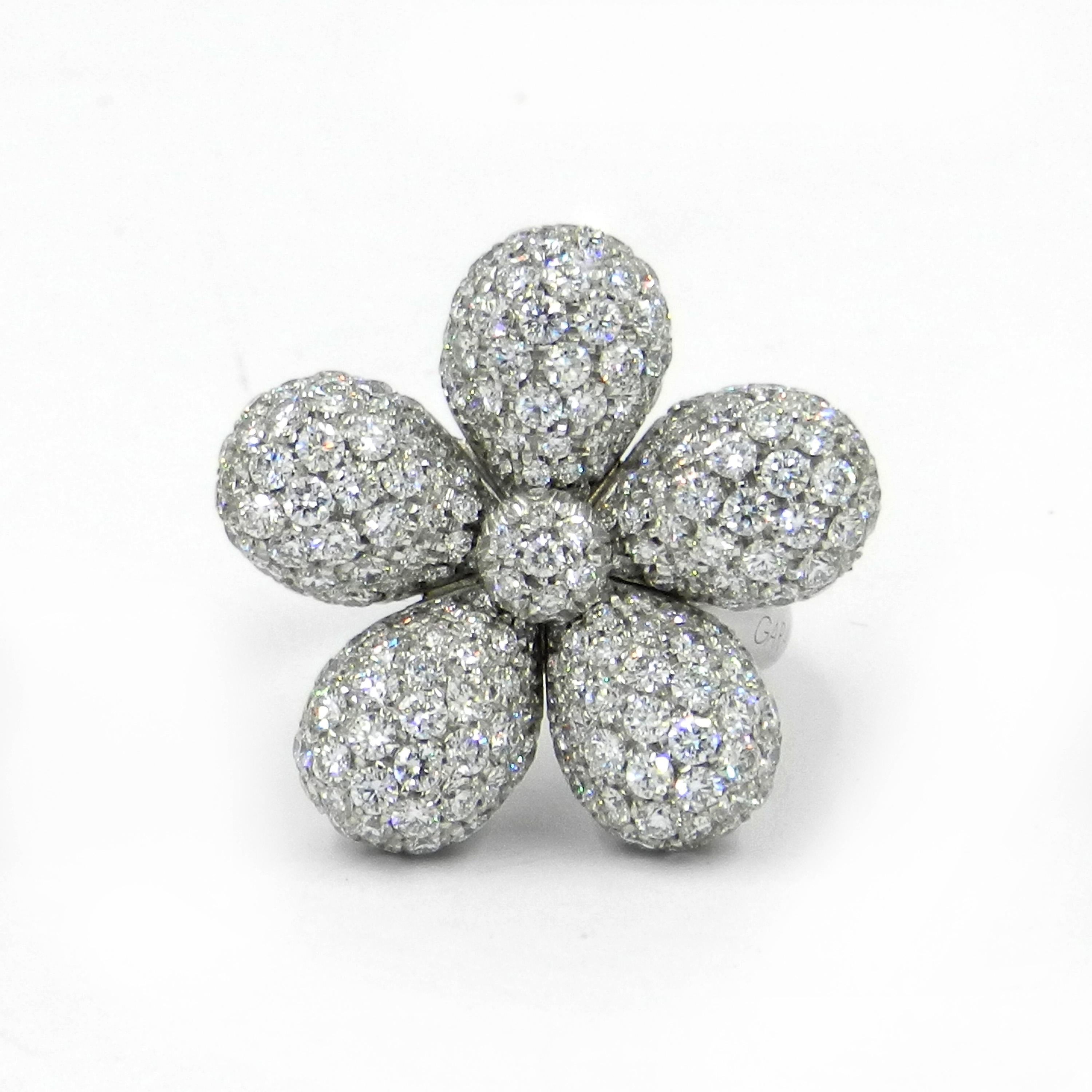 18 Karat White Gold White Diamonds Pavè Garavelli Flower Ring
Finger size 54 
Made In Italy
18 kt GOLD gr : 15,00
WHITE DIAMONDS ct : 4,56