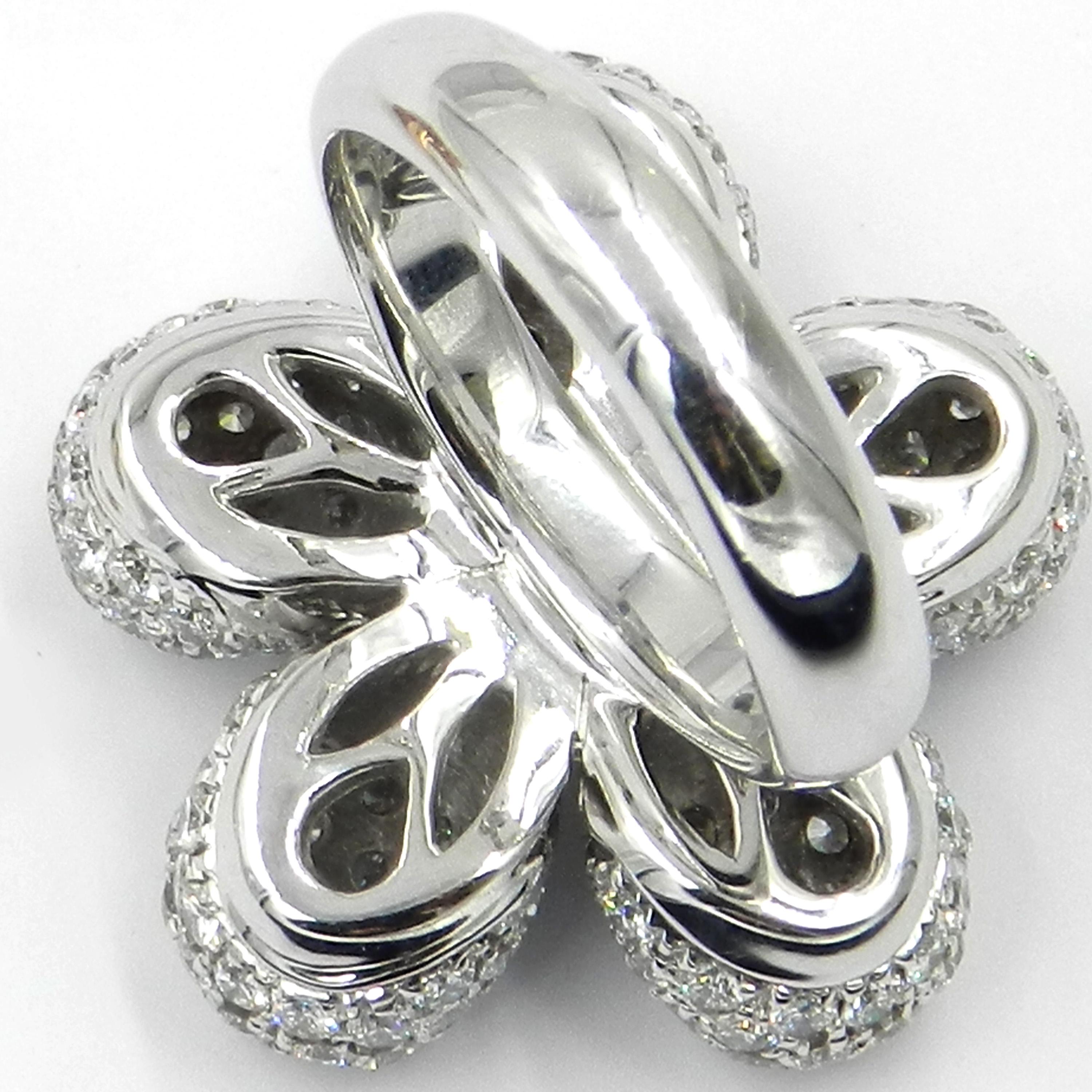 18 Karat White Gold White Diamonds Pavè Garavelli Flower Ring im Zustand „Neu“ in Valenza, IT