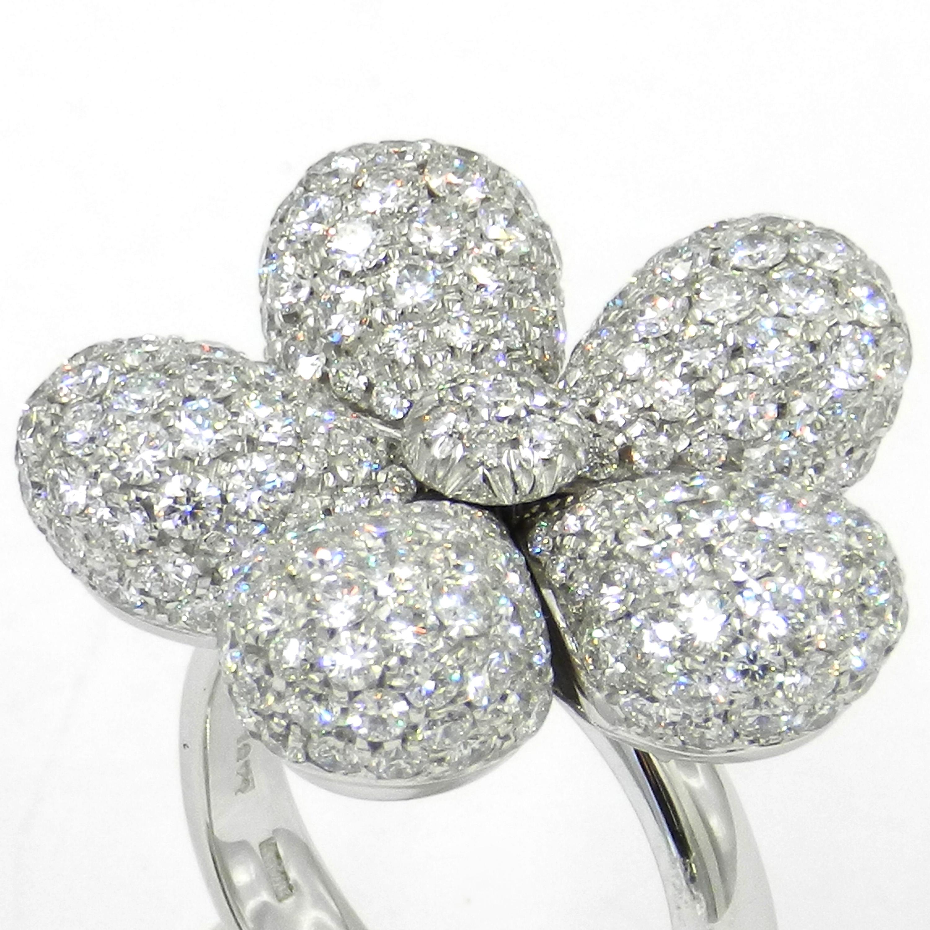 18 Karat White Gold White Diamonds Pavè Garavelli Flower Ring 4