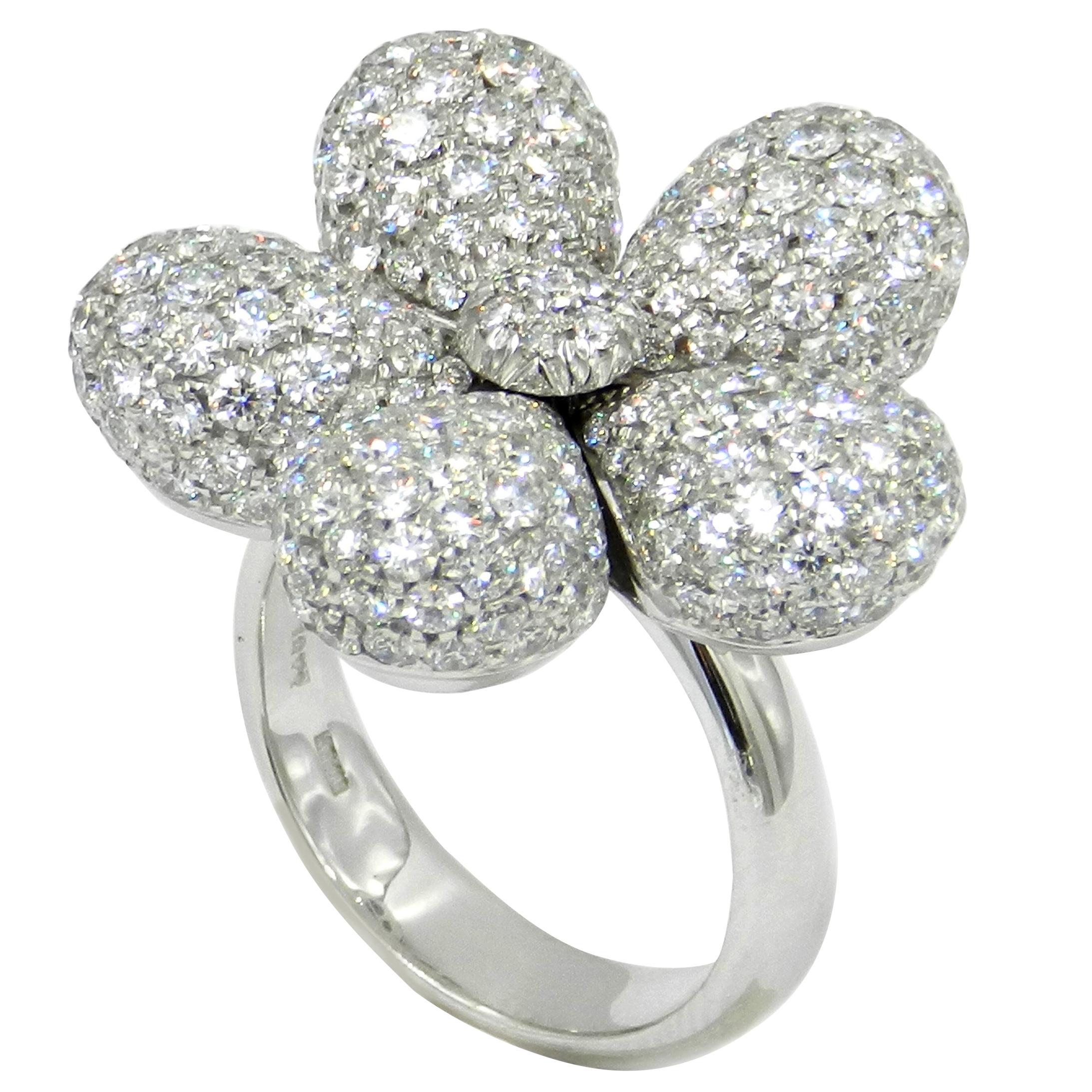 18 Karat White Gold White Diamonds Pavè Garavelli Flower Ring