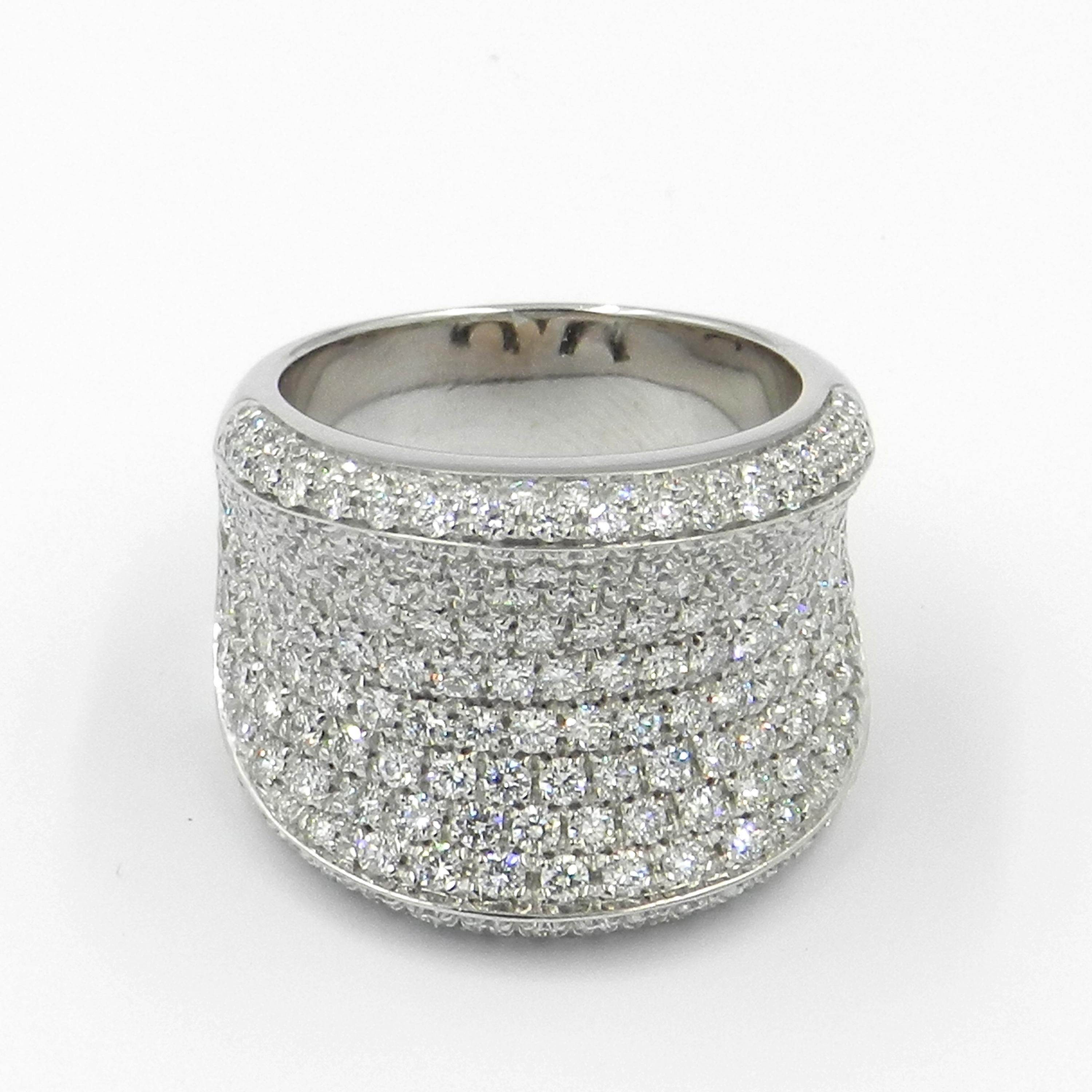 Round Cut 18 Karat White Gold White Diamonds Pavè Saddle Garavelli Ring For Sale