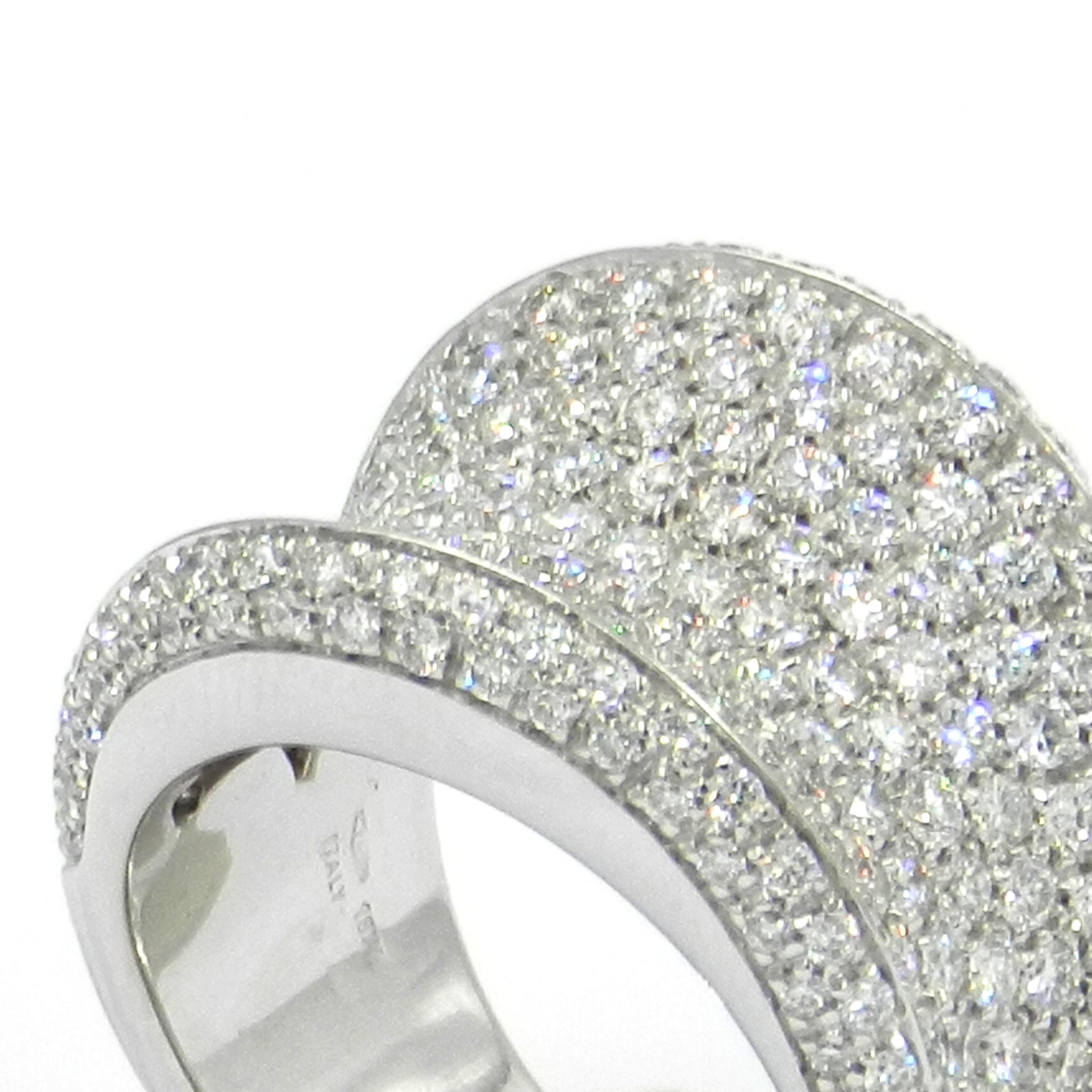 18 Karat White Gold White Diamonds Pavè Saddle Garavelli Ring In New Condition For Sale In Valenza, IT