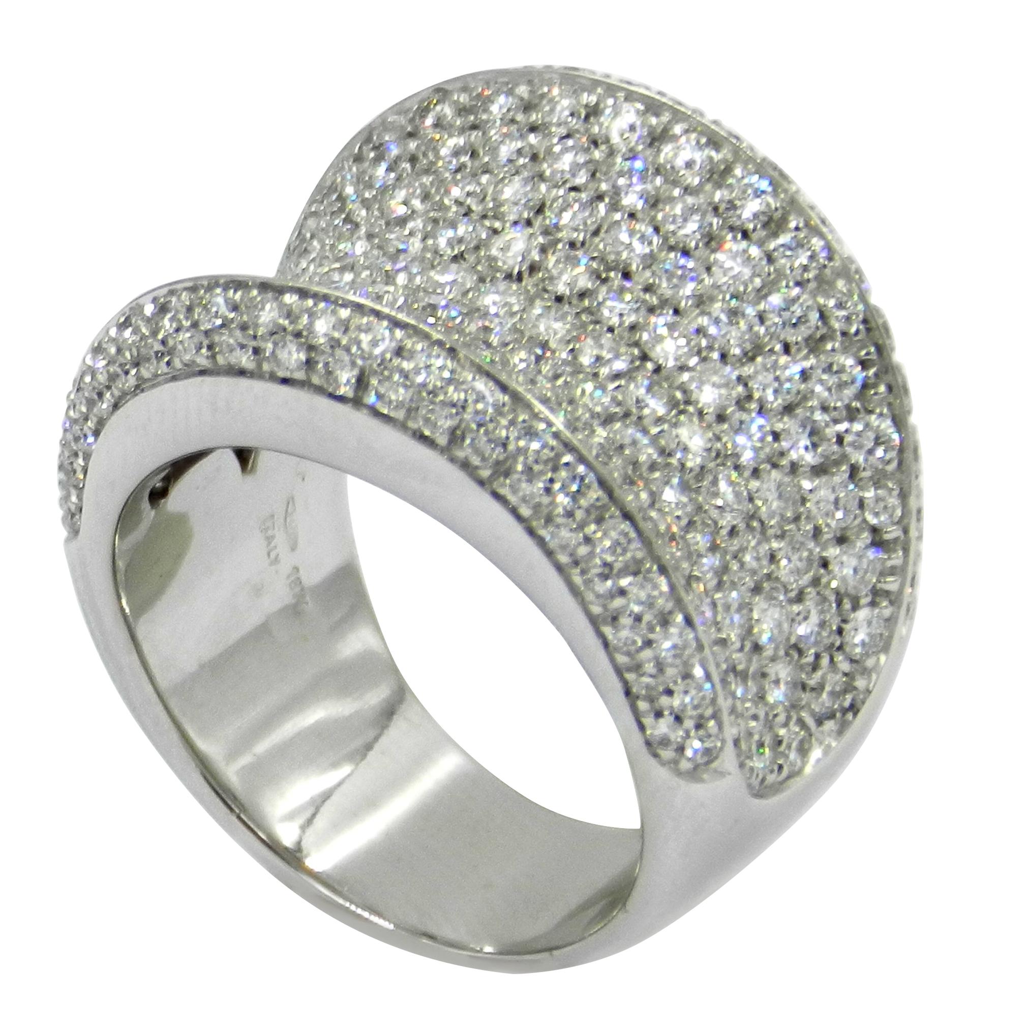 18 Karat Weißgold Weiße Diamanten Pavè Sattel Garavelli Ring  
Der ikonische Garavelli-Sattelring. Fingergröße 57 
18 kt GOLD  gr: 19
WEISSE DIAMONEN ct : 3.11