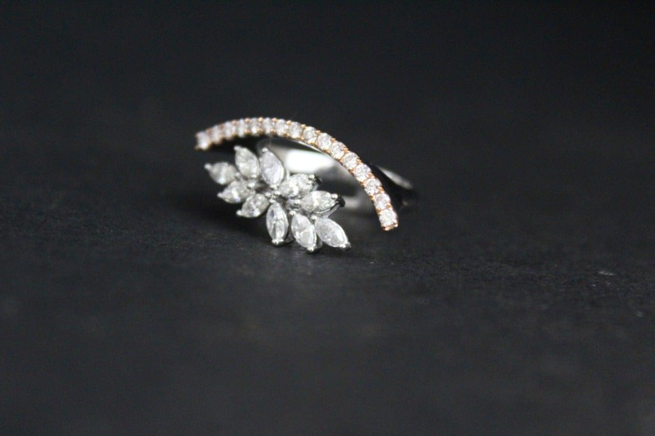 Im Angebot: Ring aus 18 Karat Weißgold mit weißen Diamanten () 3