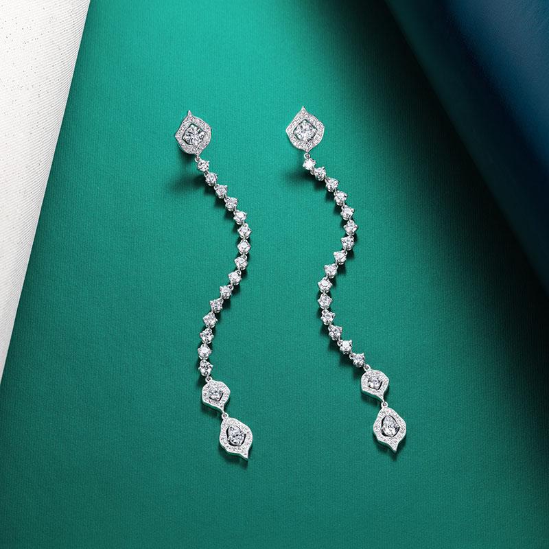 Pendientes Stiletto Oro Blanco 18 Kilates, Diamantes Blancos Corte redondo en venta