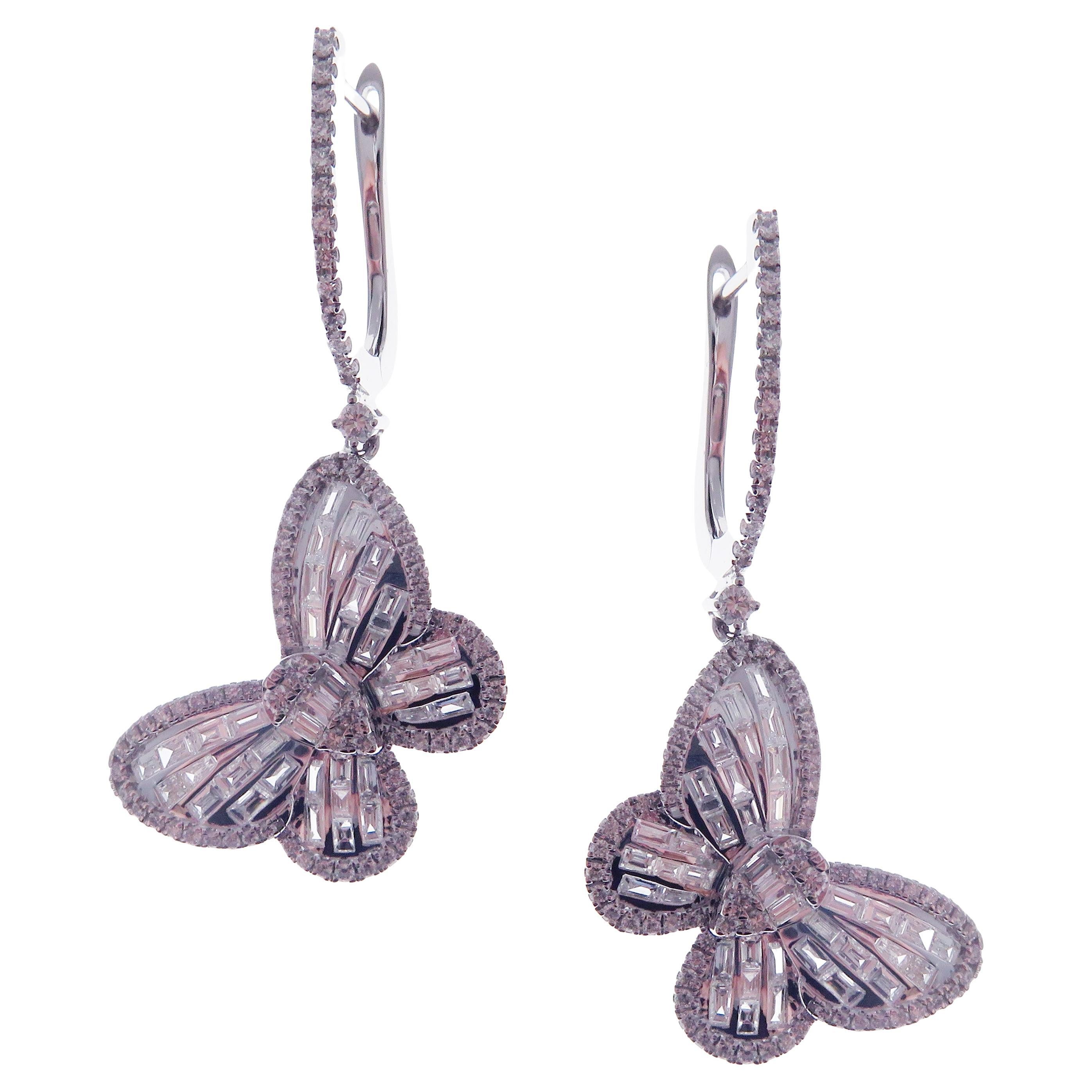 Pendientes de oro blanco de 18 quilates con diamantes redondos y baguette en forma de mariposa