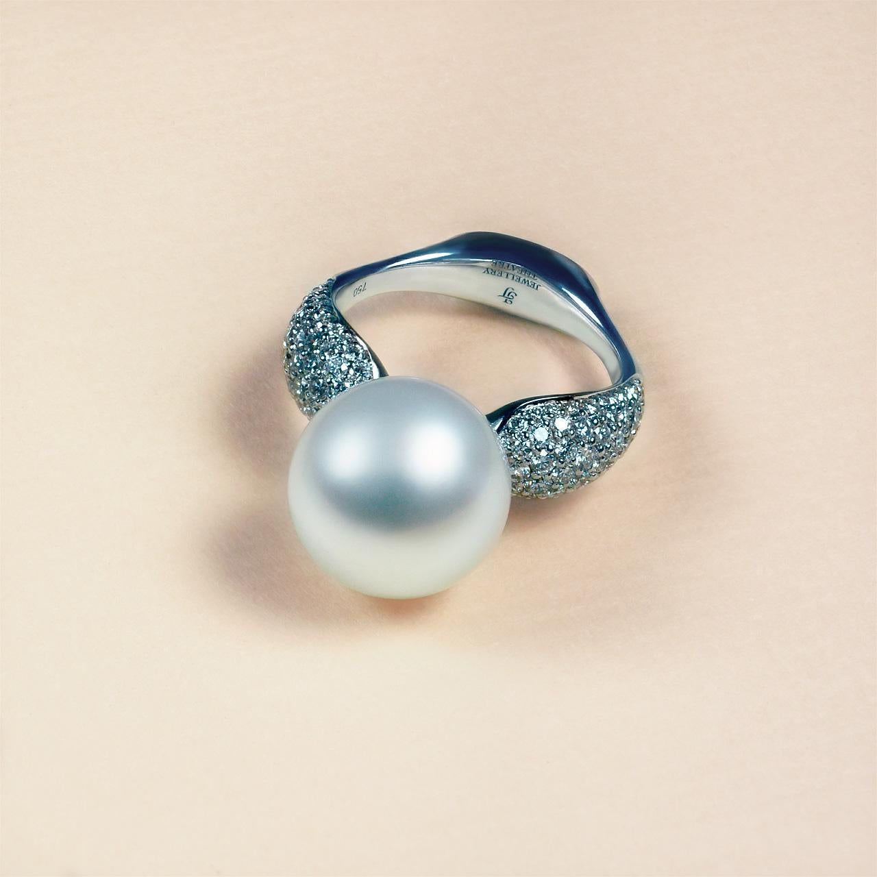 - 138 Round Diamonds – 1.05 ct, G/ VVS1-VVS2
- 12.1 mm White South Sea pearl
- 18K White Gold 
- Weight: 6.37 g
- Size: 16 mm
This fabulous ring with the beautiful lustrous White South Sea Pearl 12.1 mm with diamond pave setting is made of 18K White