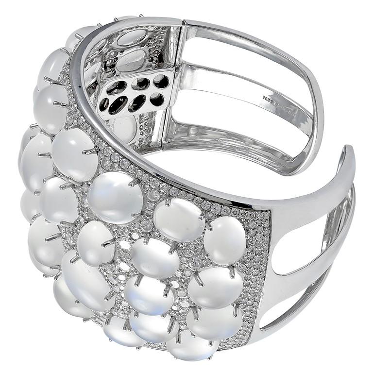 Taille ronde Sophia Bracelet jonc en or blanc avec diamants et pierre de lune de 14,54 carats en vente